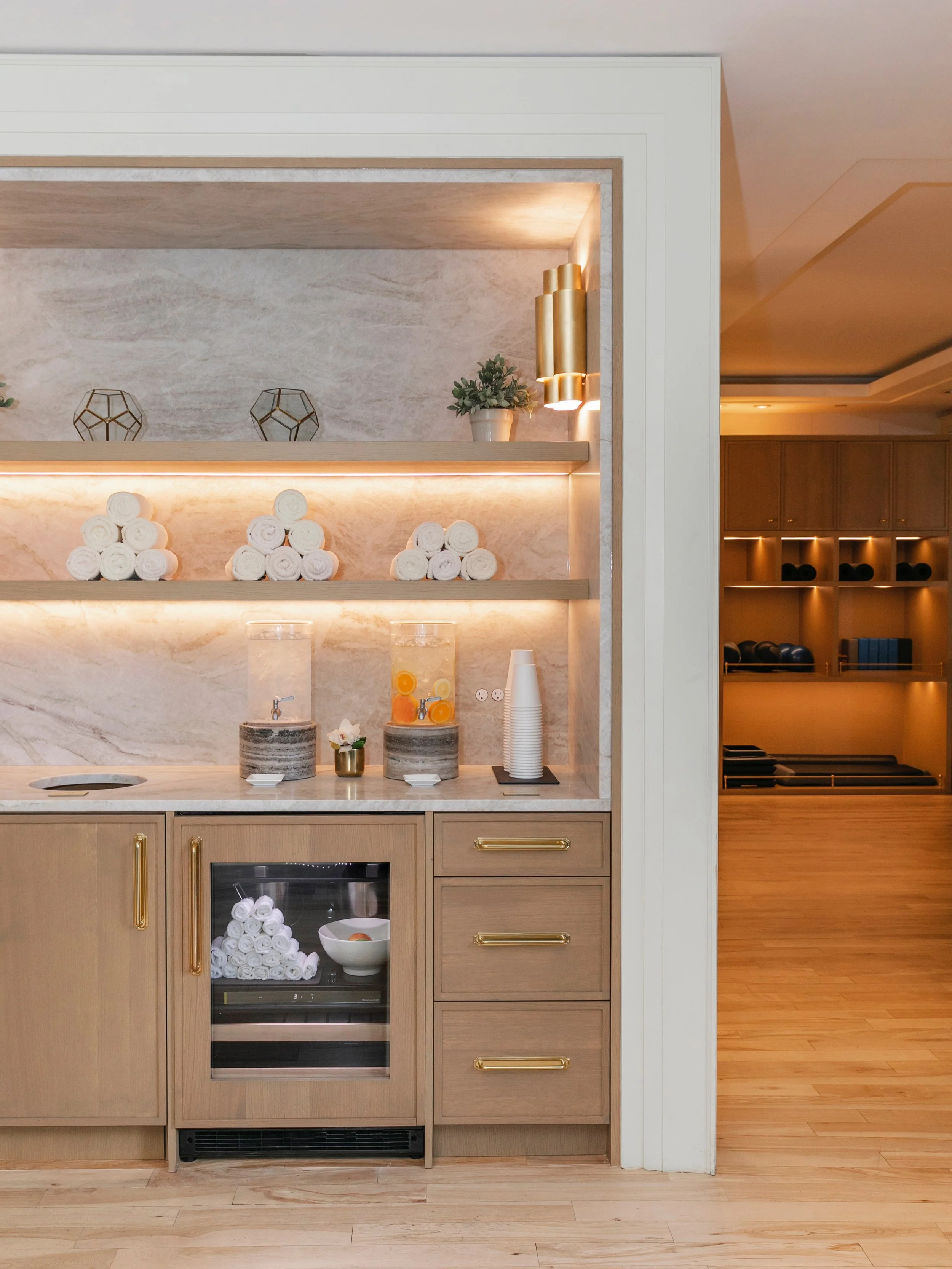 A little doo-da I designed last year at the iconic Rosewood Hotel in downtown Vancouver. 

Design @ashleyokazaki_interiors 
Photo and video @melissaskoda