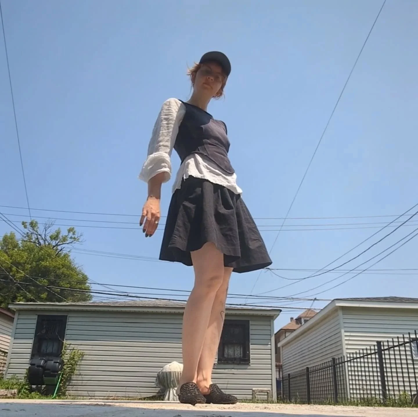 I made this Adelphi top (pattern  by @sa_sews) out of a canvas Apron that was a prior botched batik/paint/dye project - but I selected areas of the fabric coloration intentionally and it worked perfectly for this piece!! Swipe to see the green top st