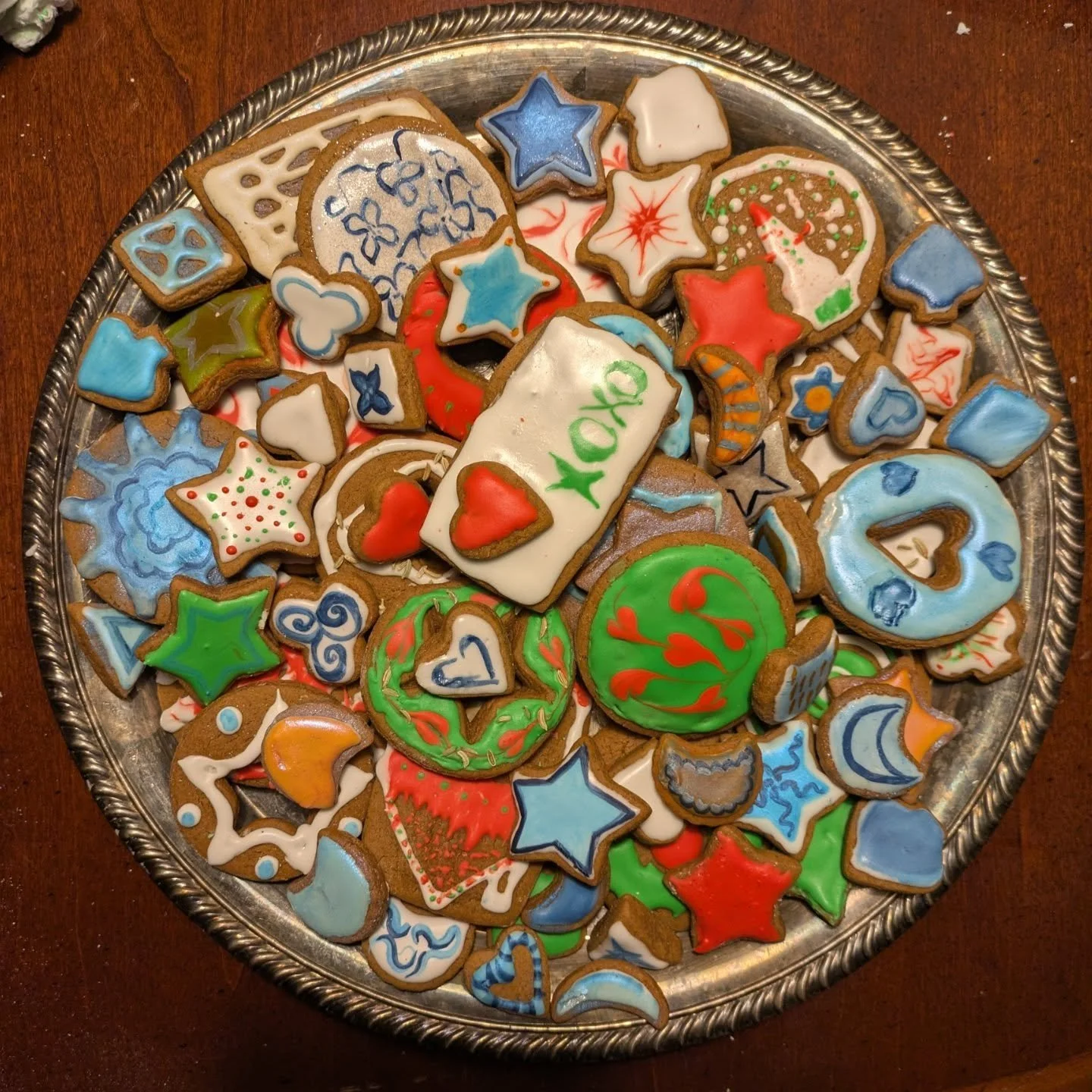 Gingerbread with orange blossom icing. Decoration collaborative with @basil.dazzle. Really loved painting with sugar art pigments/luster dusts. Somehow neither of us has any kind of rolling pin 🤷