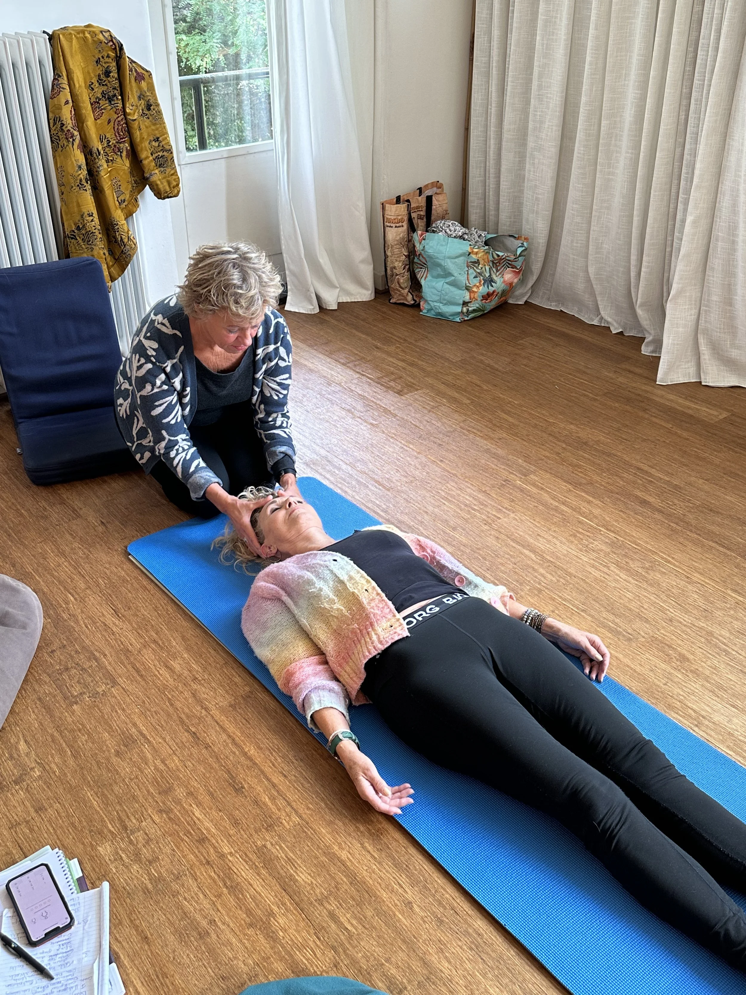 Savasana massage oefenen met elkaar - Yin yoga opleiding met Jane Bakx Yoga in Bussum