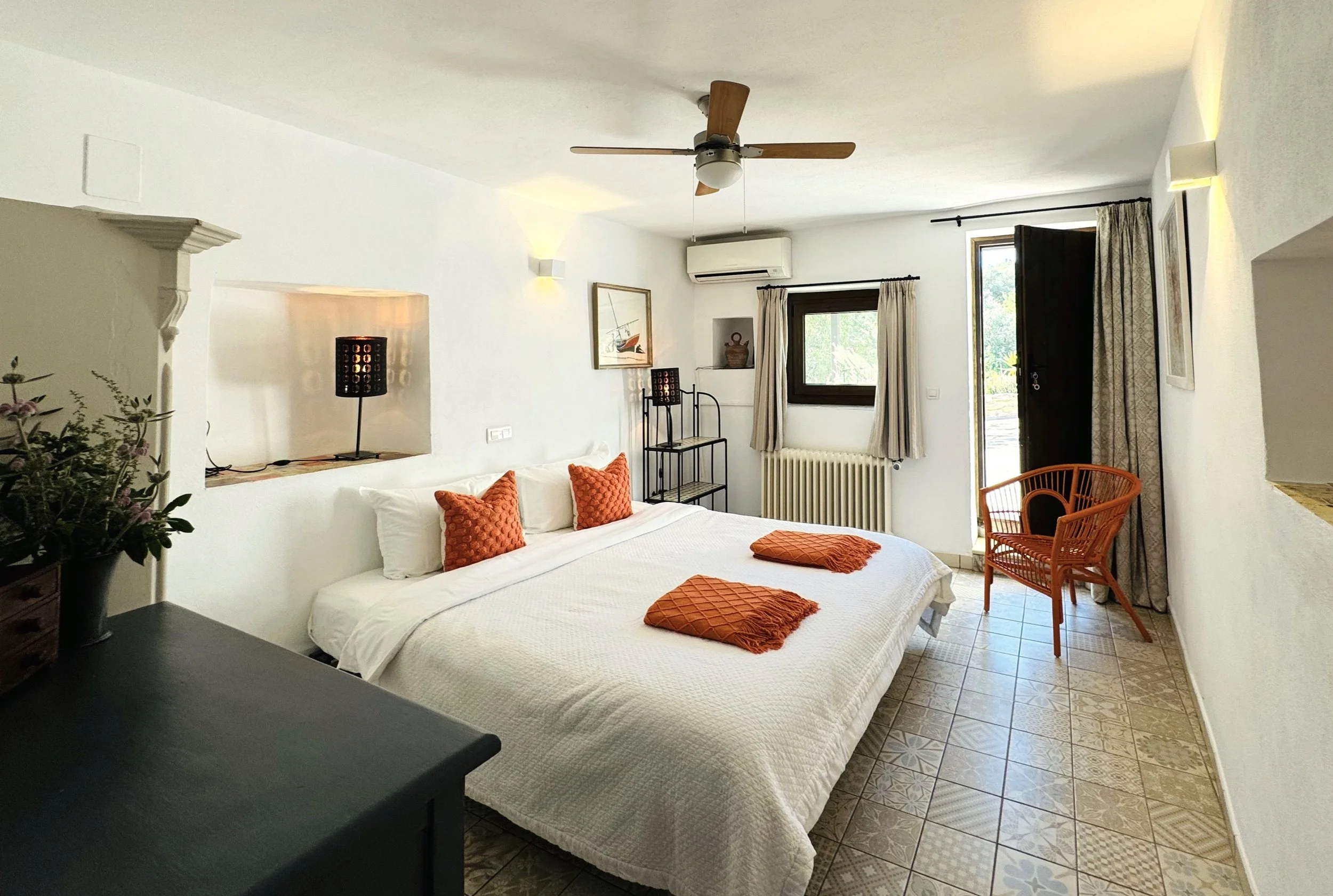 Orange room - accommodation yoga retreats & courses with Jane Bakx Yoga