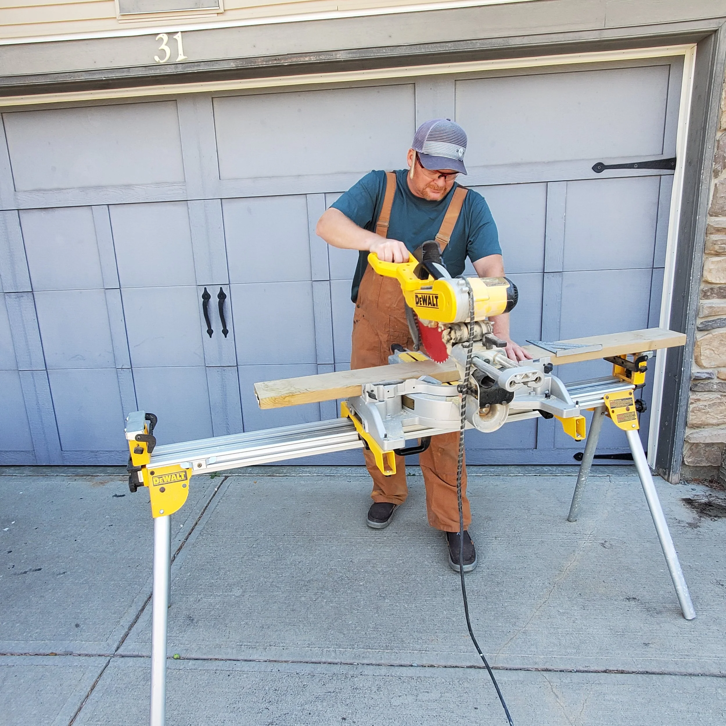 Oranssi carpenter using bench saw