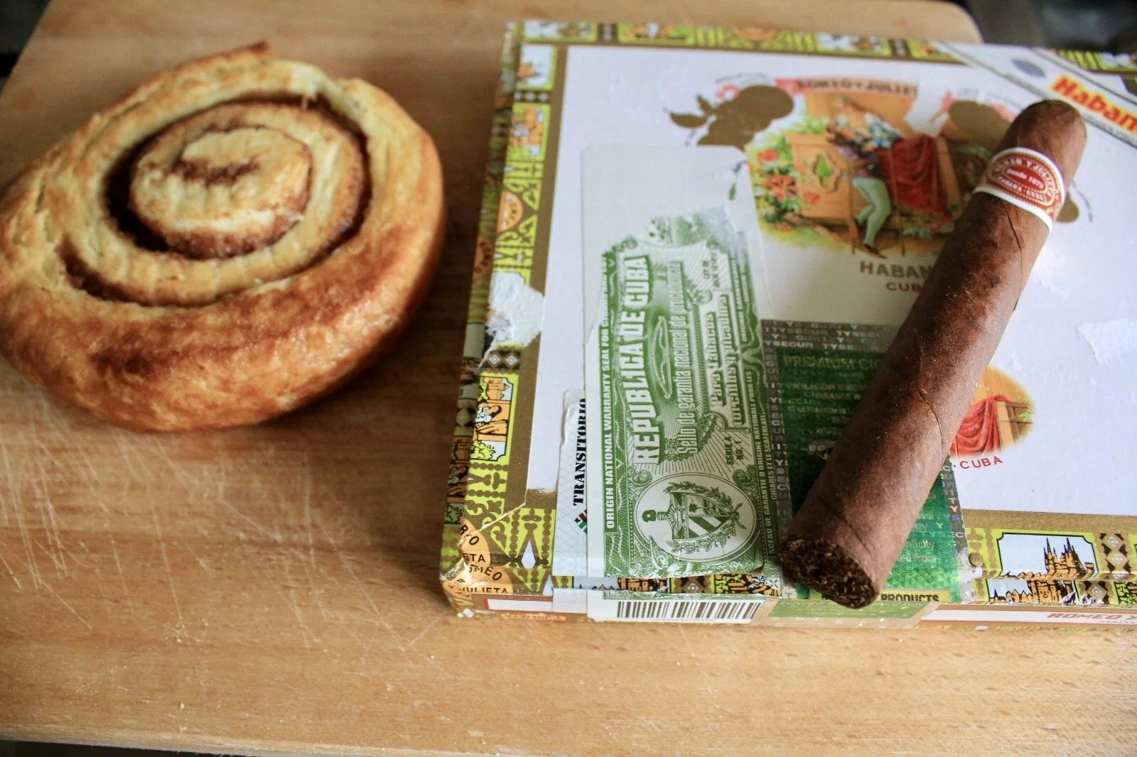 Romeo y Julieta With a Cinnamon Roll (and a Dangerous Spoonful of Whiskey Marmalade)