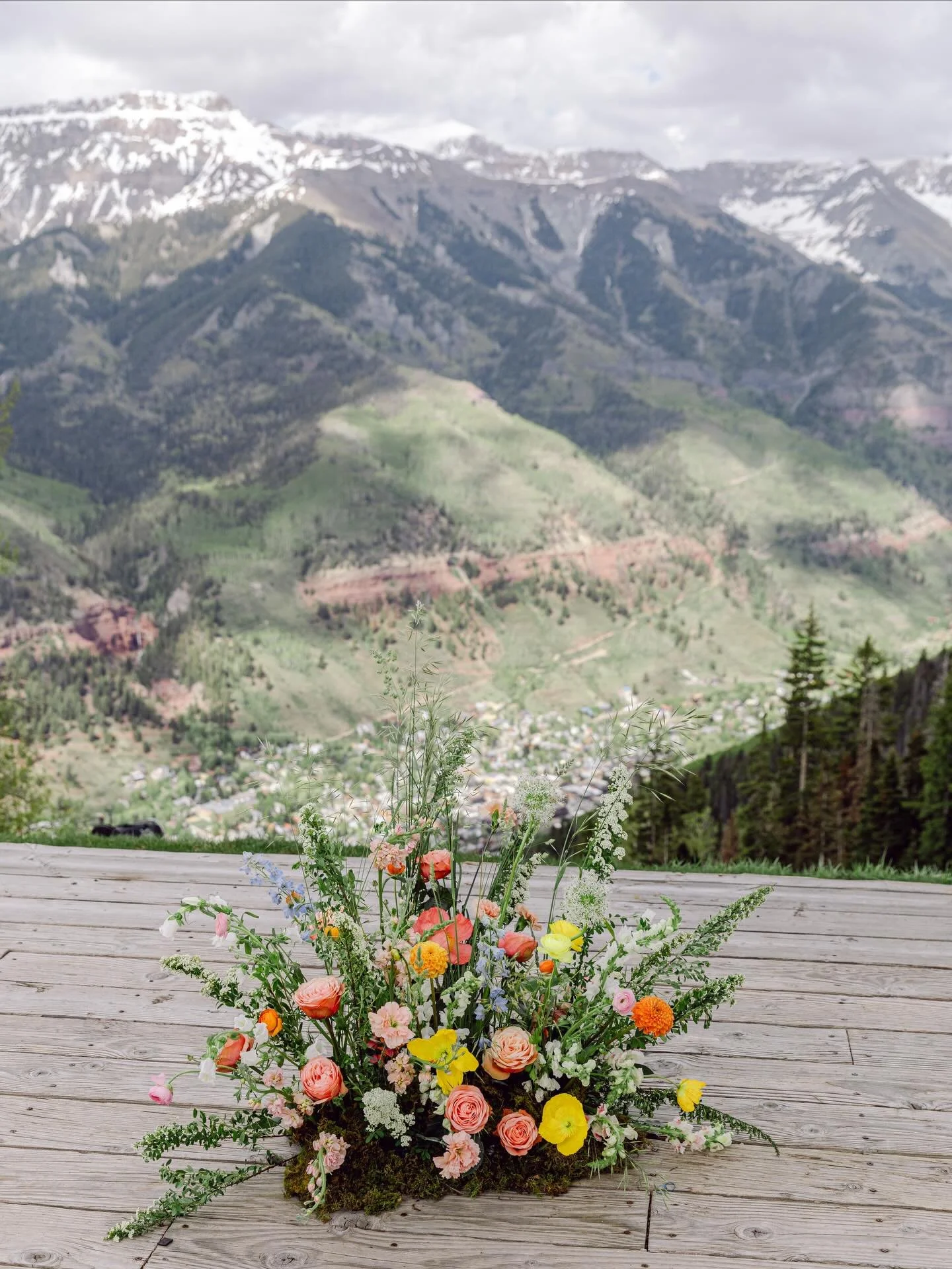 Some days just feel like dreams 🌤️

#photography @abielivesayphotography 
#floraldesign @dahliafloraldesign 
#weddingvenue @tellurideweddings @allredsrestaurant 
#ceremonymusic @telluride_strings 
#dj @djnakag 
#tablescape @theamendcollective 
#dayo