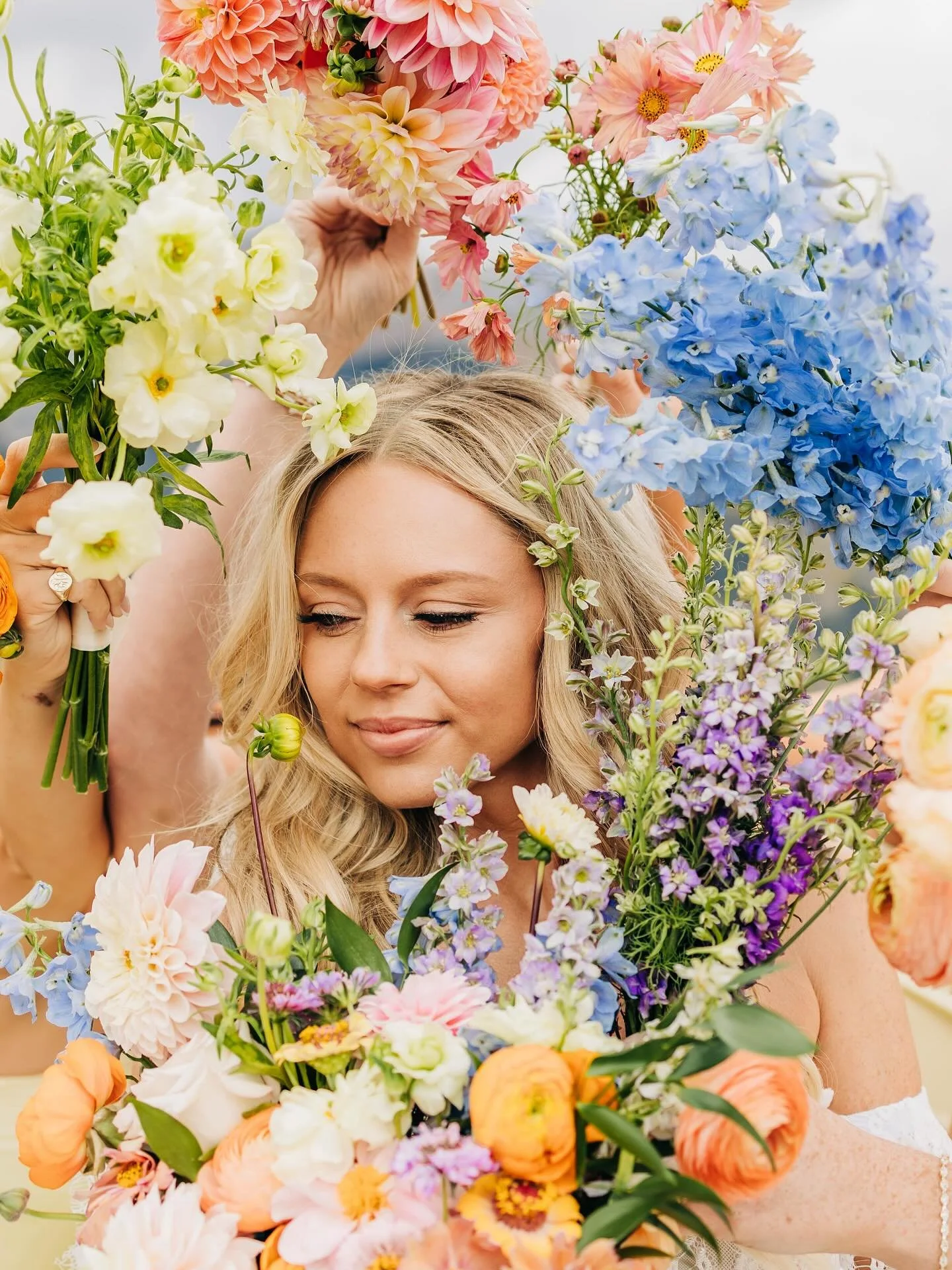 In *love* with these single-flower bridesmaid bouquets that show off the different blooms in the bride&rsquo;s 💐

#photography @functionandflourishphotography 
#floraldesign @flowersbyellatelluride 
#hmu @poshsalonandboutiquegj 
#bride @katieg_cruz