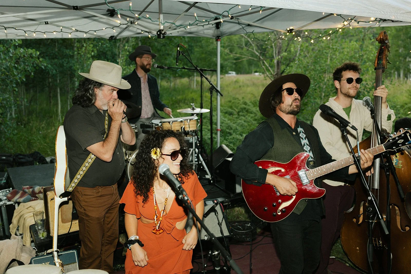 Mojo Birds band plays for newlywed first dance