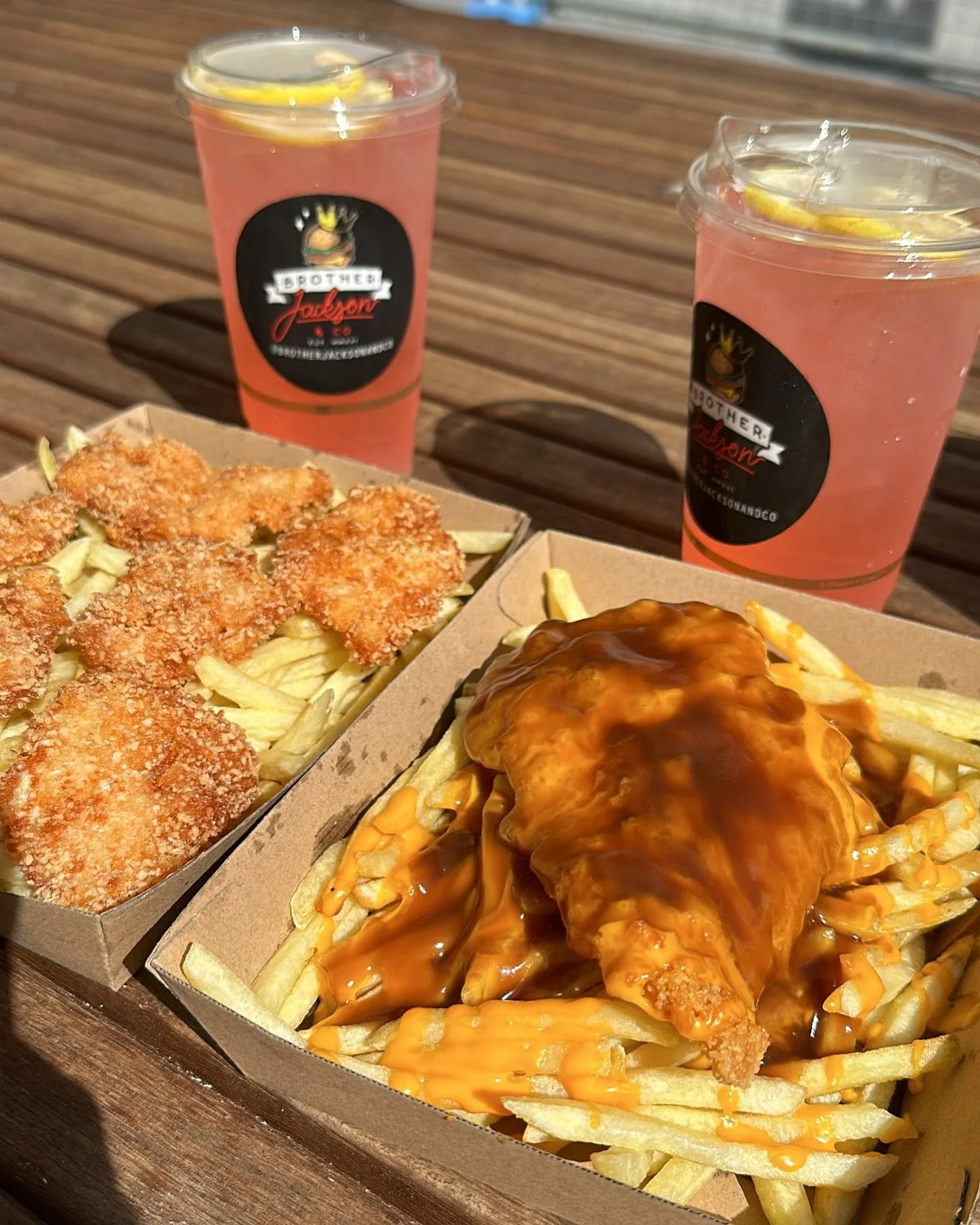 Stacked chicken feeds + our legendary pink lemonade 💯
And yep, gravy and cheese sauce are GF as always. Add them to your next order, they&rsquo;re better together 😮&zwj;💨

#brotherjacksonandco #burgerburger #burger #glutenfree #coeliacsafe #burger