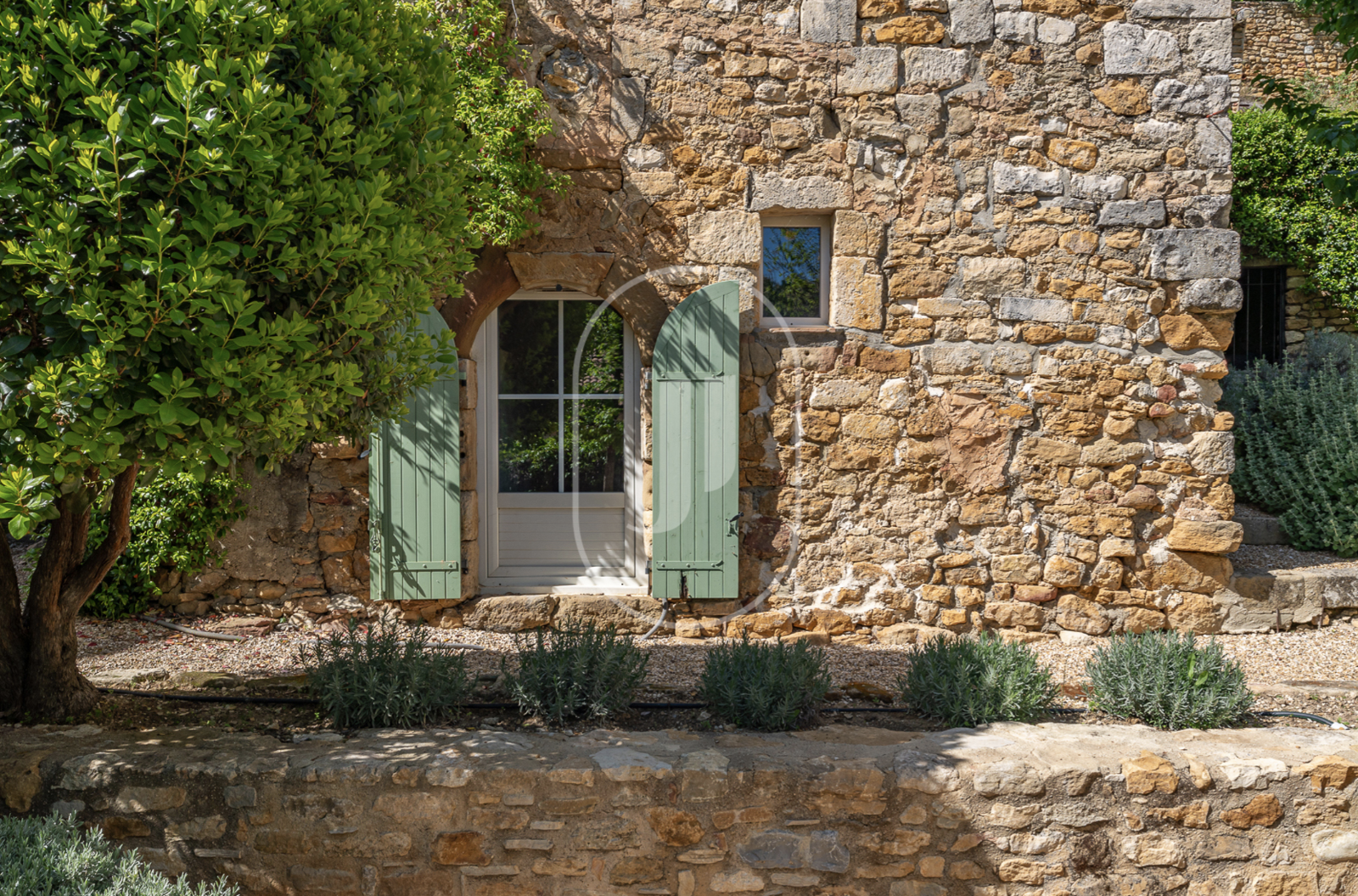 Serviers side view.png