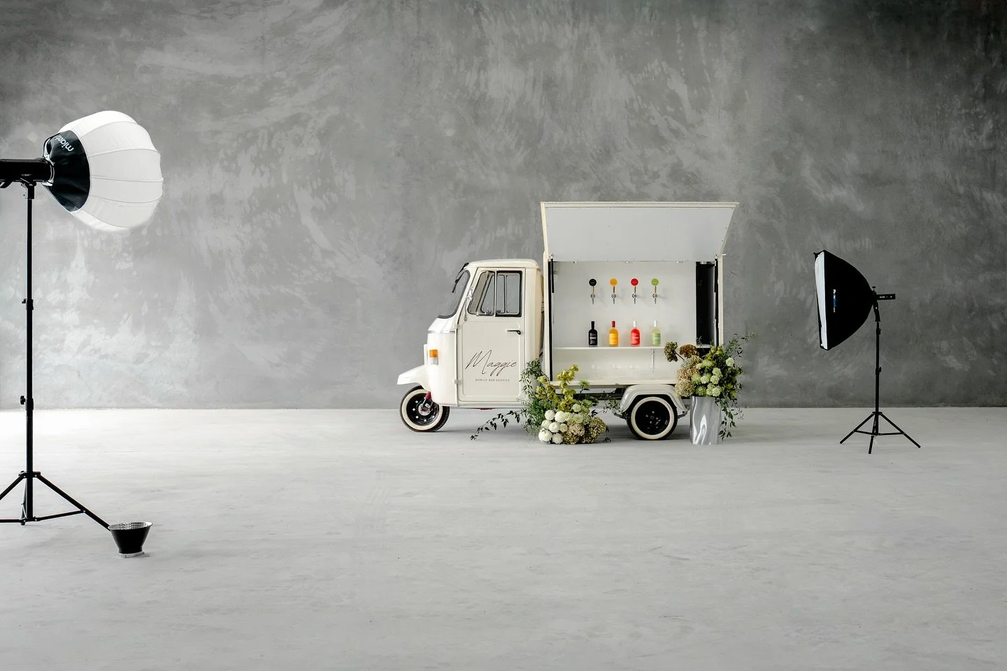 The true showstopper – meet our girl, MAGGIE 🖤
Can you picture her sitting pretty at your event? Let’s make it happen - hello@maggiesmobilebar.co.nz 💌
Image @brandstories.nz 
Florals @flowerroomqueenstown