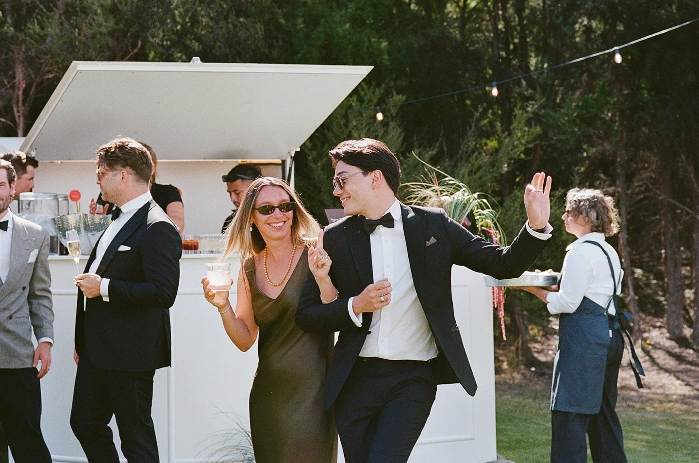 Meet you at the bar&hellip; Maggie&rsquo;s Mobile Bar 🖤🍸
Premium drinks, effortless service, and a setup your guests will not forget.

📸 @splendourvisuals 
Location @lakehaweaview