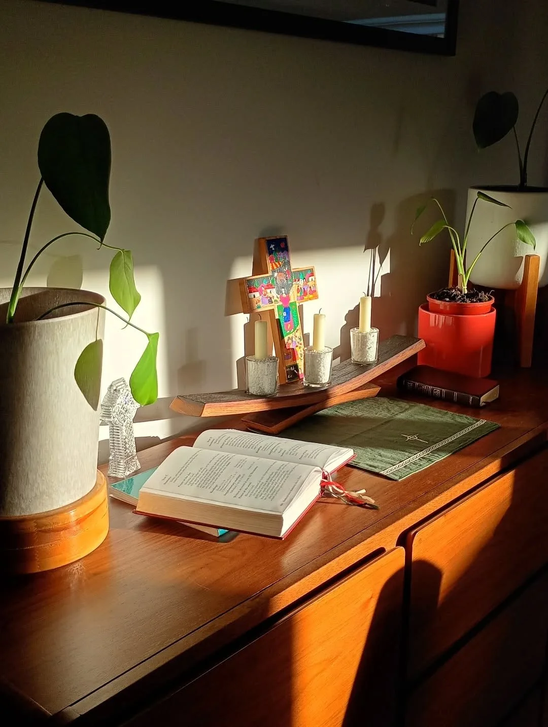 🙏Sunday November 16th🙏

For I am about to create new heavens and a new earth; the former things shall not be remembered or come to mind. 
~ Isaiah 65.17
___

✝️Would you like to set aside a space in your home for family prayer? Follow to see how ou