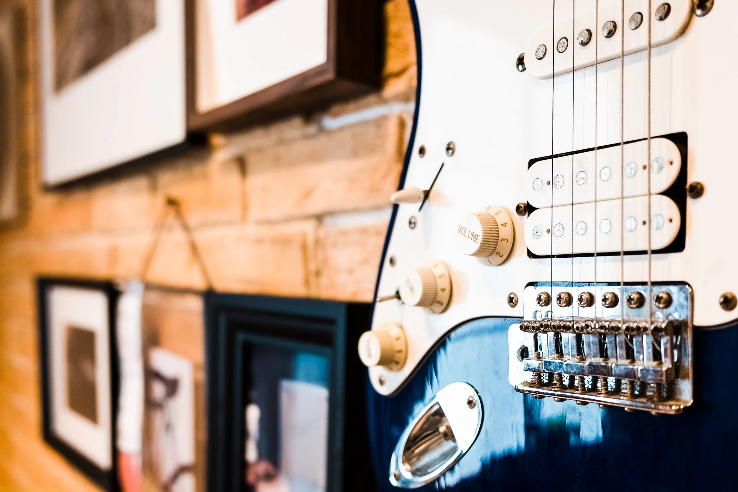 electric-guitar-close-up-with-brick-wall-backgroun-2026-03-10-04-48-26-utc.jpg