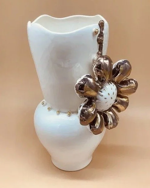 Flower Power Vase is one of an ongoing series of functional vases with a contemporary flavour, made by @kingbricolage 💐
The vase is handmade from pure white mid-fired porcelain clay, embellished with gold lustre ✨

Visit the Feather &amp; Lawry Gall