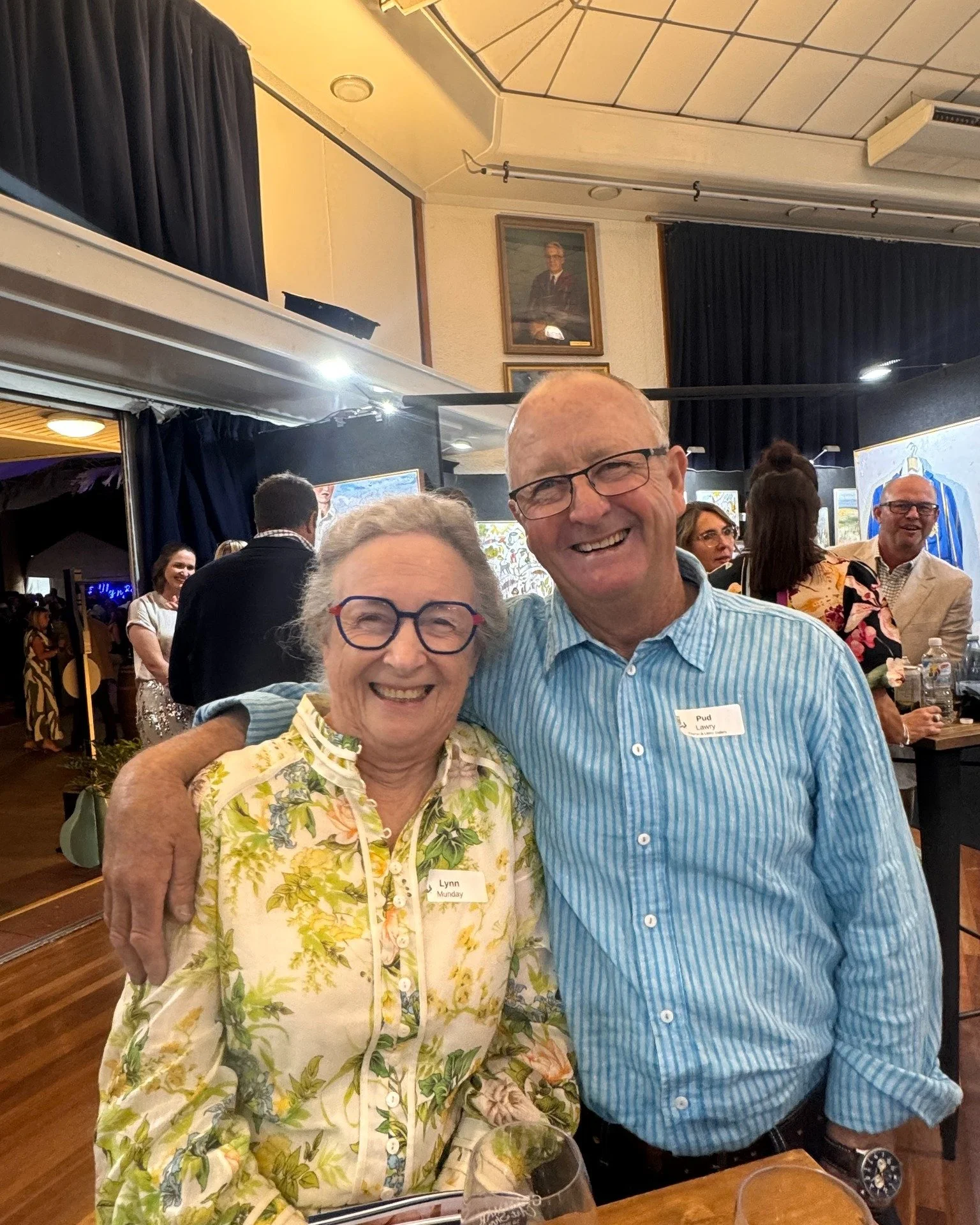 A lovely evening was had at the @grammarartshow  opening last Friday night. 

We were proud to be sponsors for this year's Show and to catch up with one of the special artists represented in our own gallery, @mundaylynnart (pictured on the left).

Ha