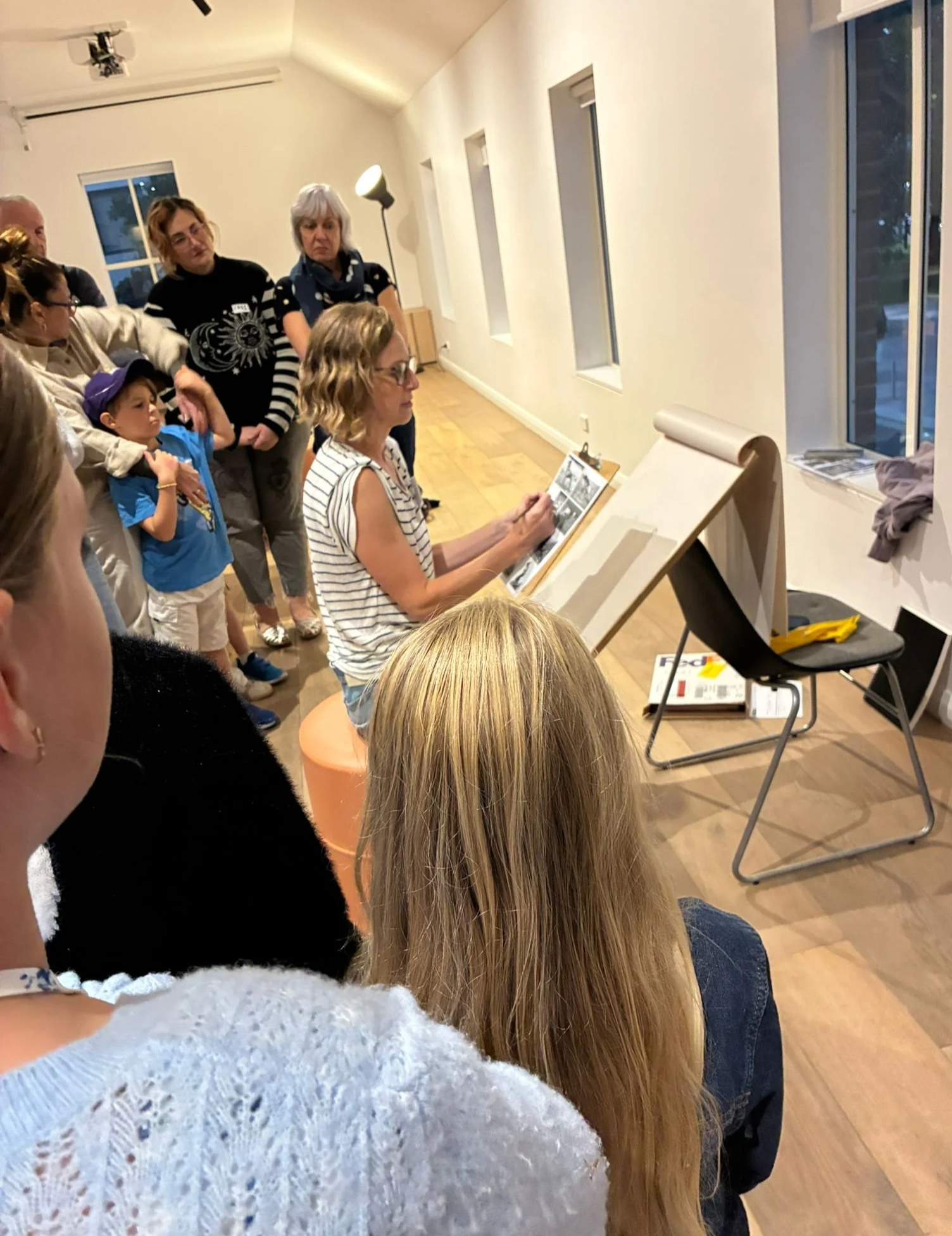 Heather Lenefsky demonstrating gesture drawing and observation techniques during a Learn to Draw Dogs workshop.