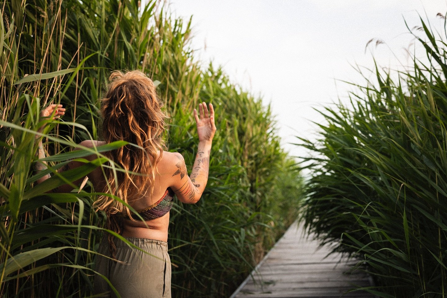 I&rsquo;d rather be all
by myself, barefoot
with wild hair,
talking to the moon
than be just parts 
of me that fit in
with how people
expect me to be.

- Tara Isis Gerris -

#nőivonalak