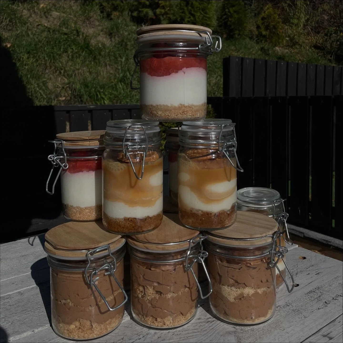 Na toto nie ste pripraven&iacute;&hellip; 🤭
A už v&ocirc;bec nie na t&uacute; chuť! 😍
Na&scaron;e cheesecaky s&uacute; tu, jemn&eacute;, kr&eacute;mov&eacute; a jednoducho neodolateľn&eacute; 🍰
Jahodov&yacute; 🍓, čokol&aacute;dovo-ban&aacute;nov&