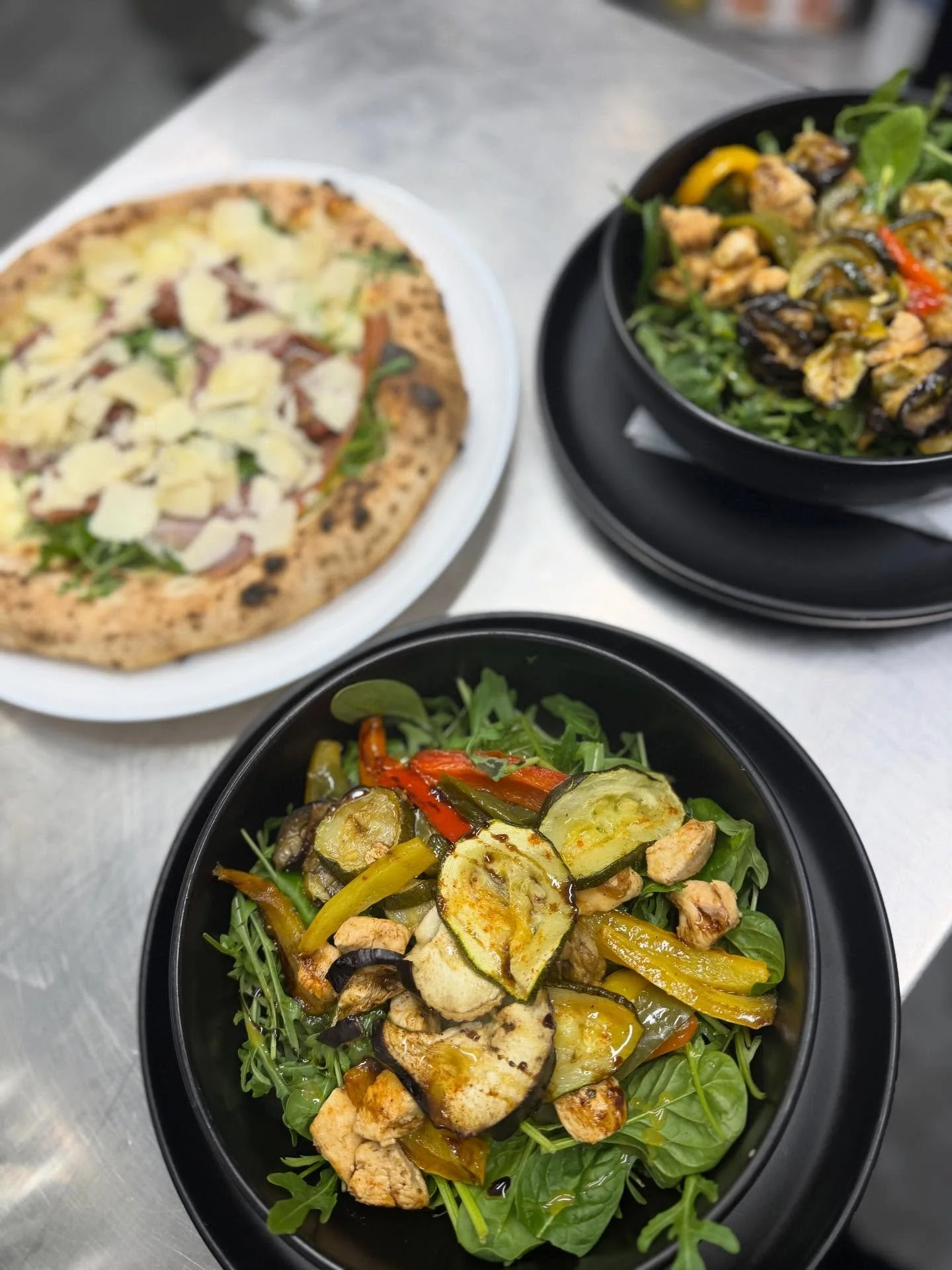 Prosciutto Crudo e Rucola 🍕 + Insalata di Pollo 🥗
Jednoducho top kombin&aacute;cia. 🤍

#pizza #prosciuttocrudo #rucola #insalatadipollo #italianfood #foodlover #instafood #pizzalover