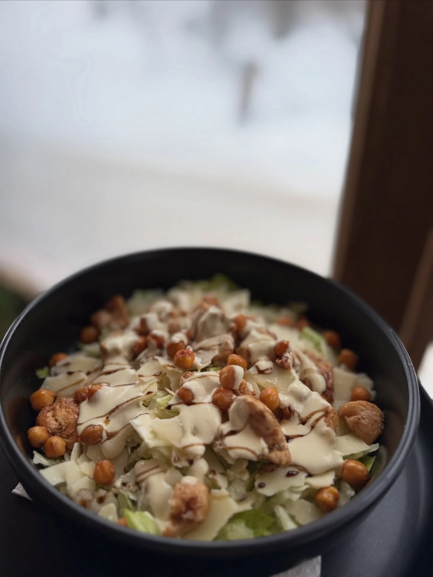 🥗 Caesar &scaron;al&aacute;t s c&iacute;cerom

Klasika v novom &scaron;ate ✨
Caesar dressing, c&iacute;cer, kuracie m&auml;so a čerstv&aacute; zelenina 🥬
Ľahk&eacute;, fit a mega chutn&eacute; 💚
Ide&aacute;lne na obed či večeru 😍

#c&aelig;sarsal