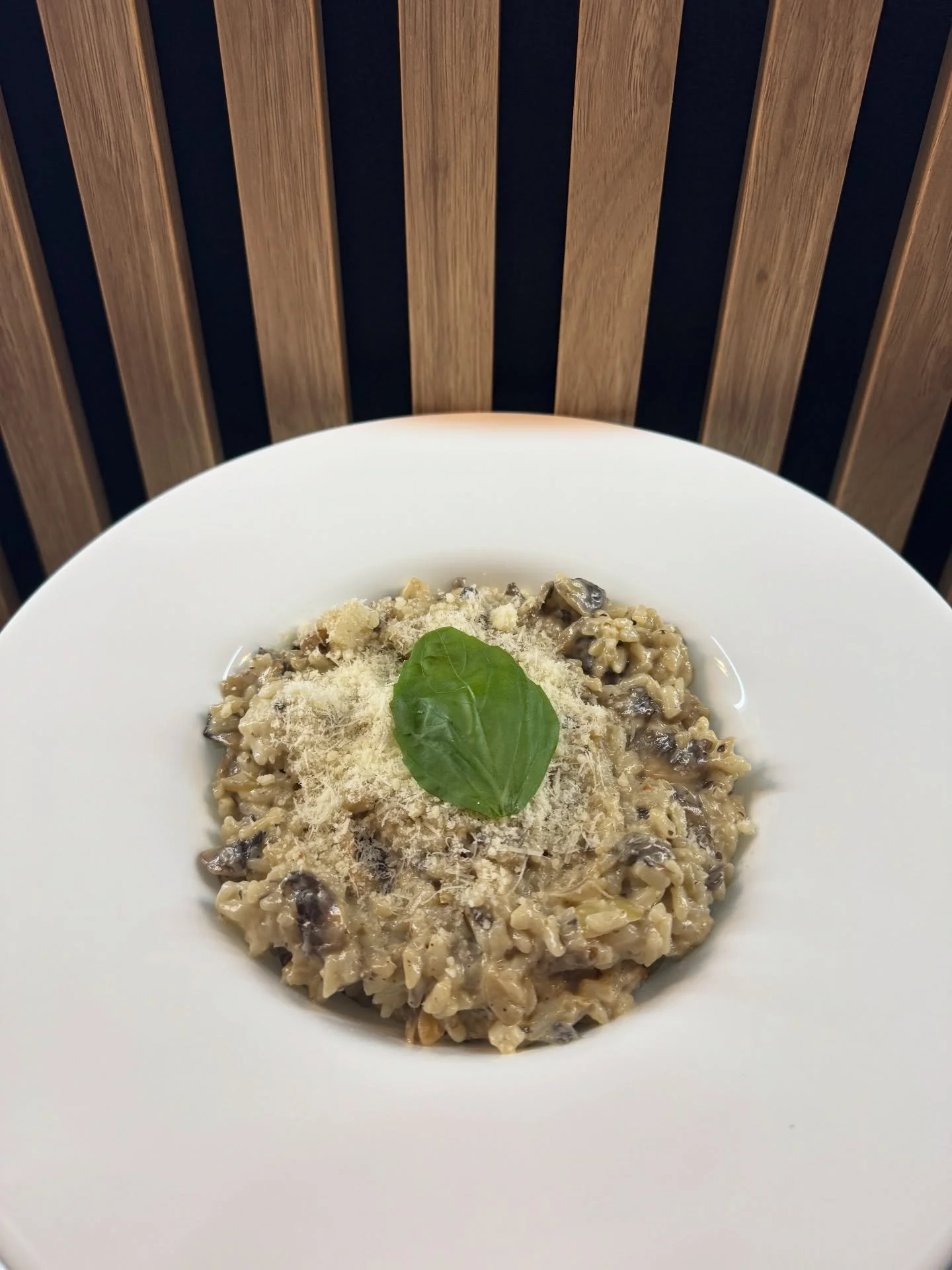 🍄 Risotto e Funghi

Kr&eacute;mov&eacute; rizoto s čerstv&yacute;mi hubami a parmez&aacute;nom 🧀🍄
Pohodov&aacute; chuť Talianska na tanieri 🇮🇹
Zastav sa a dopraj si 🤍

#risotto #funghi #comfortfood #minibar #kezmarok