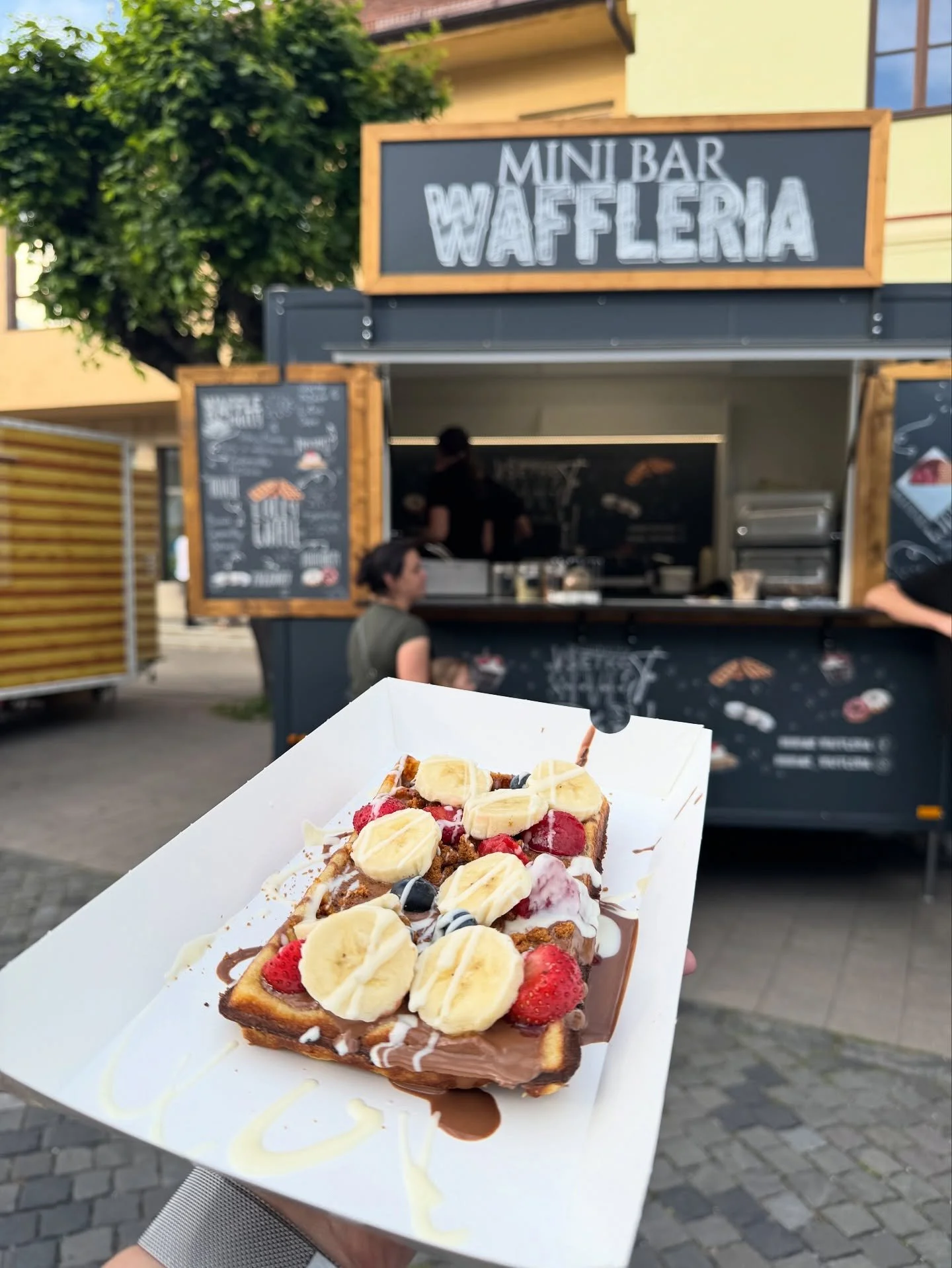 Waffleria sa op&auml;ť vracia do Kežmarku! 🧇🔥
Pr&iacute;ď si vychutnať svoju obľ&uacute;ben&uacute; wafflu presne podľa svojho vkusu &ndash; sladk&uacute;, ovocn&uacute; alebo poriadne čokol&aacute;dov&uacute;! 🤤

🗓 Otv&aacute;rame zajtra (piatok