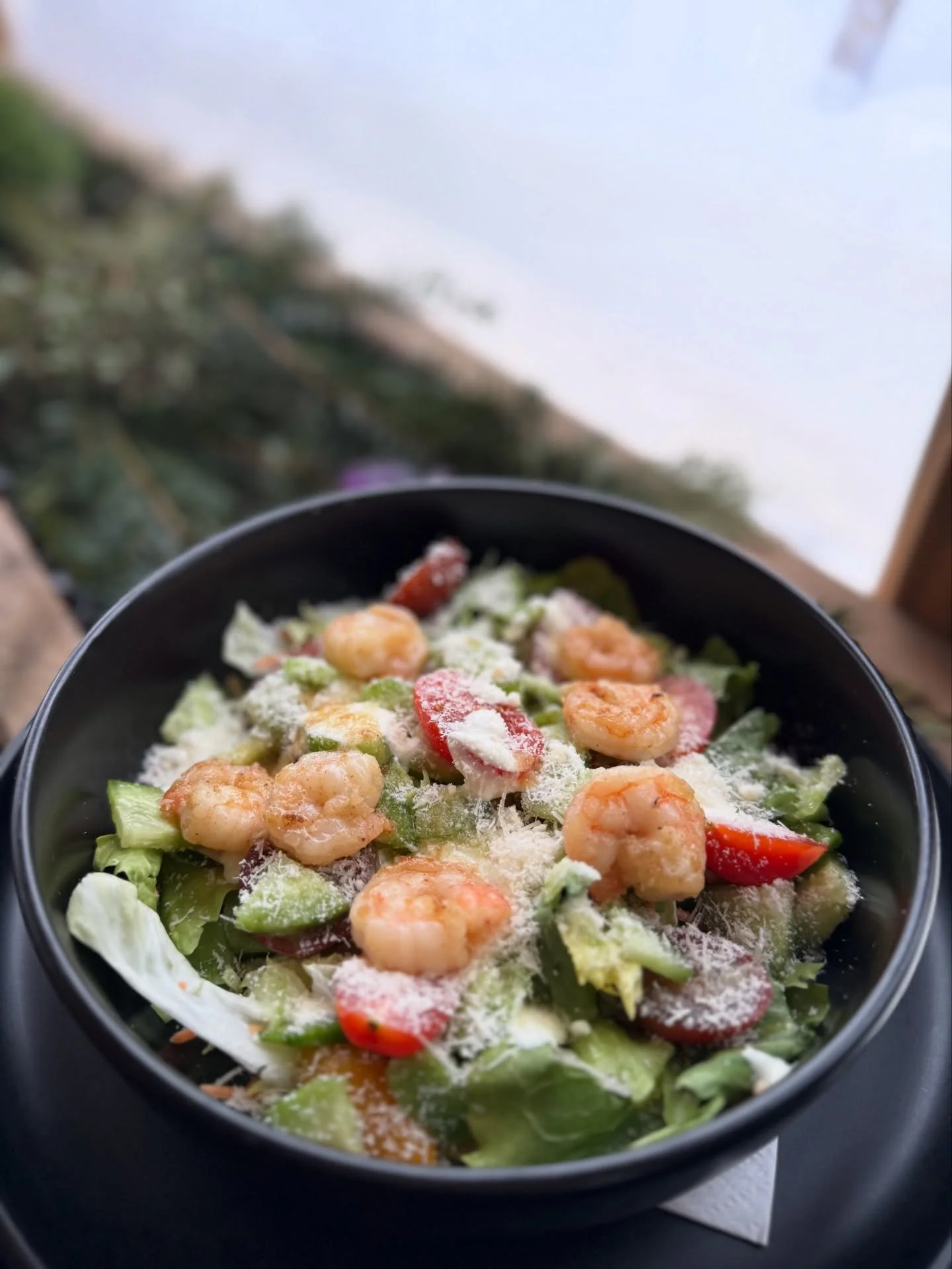 🍤 Insalata di Gamberi

Svieži &scaron;al&aacute;t s grilovan&yacute;mi krevetami, zeleninou a ľahk&yacute;m dressingom 🥗🍤
Ide&aacute;lne na obed aj večeru ☀️
Dopraj si niečo fresh 💙

#insalata #gamberi #salat #freshfood #minibar