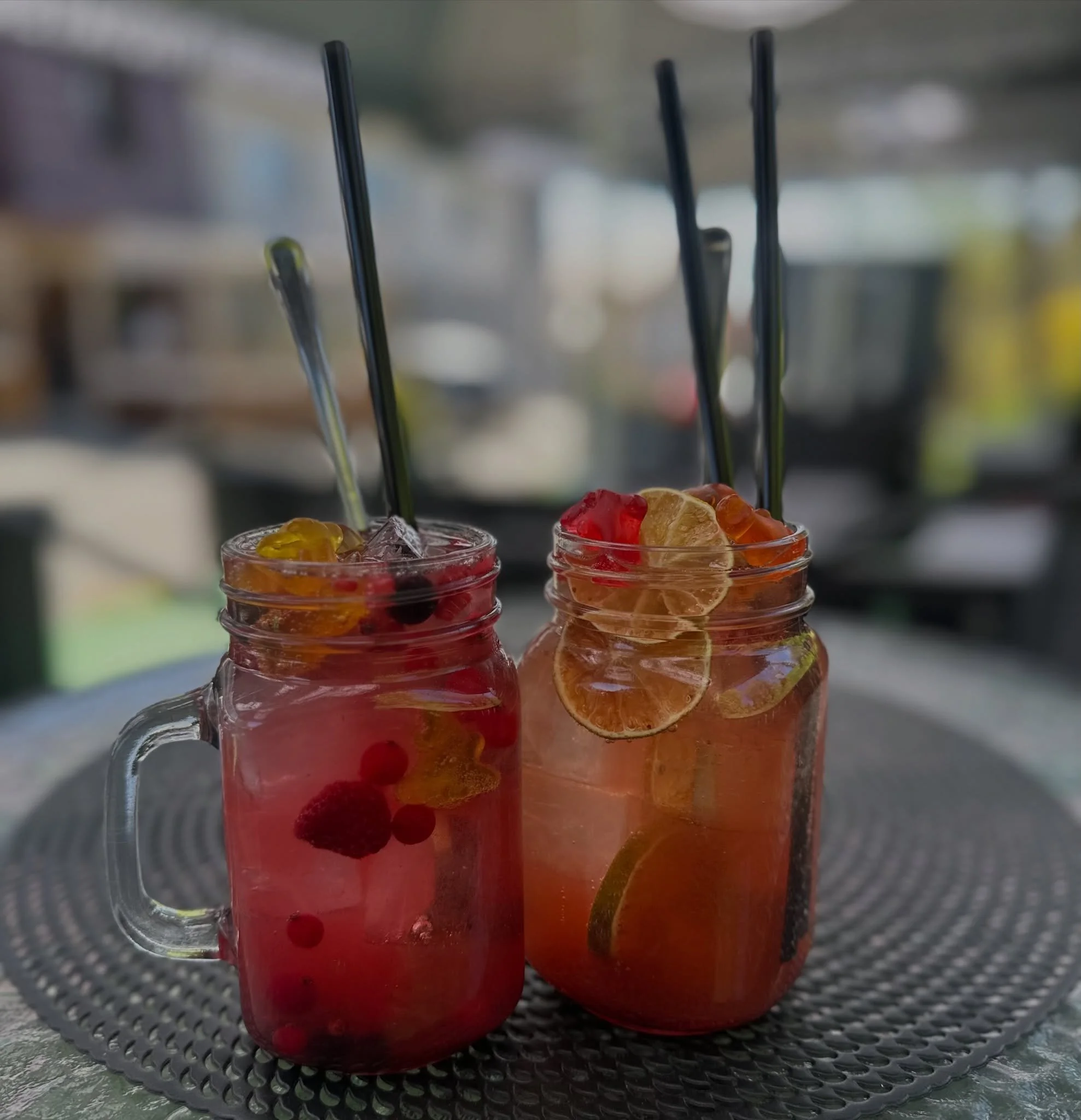 Na&scaron;e nov&eacute; dva drinky:

1. VIRGIN KID SUMMER &ndash; v&scaron;etci si zamilujete t&uacute; chuť leta ❤️
2. ALKO PINK SUMMER &ndash; d&aacute;my, pom&ocirc;žeme v&aacute;m c&iacute;tiť sa e&scaron;te lep&scaron;ie na damskej jazde 🌸