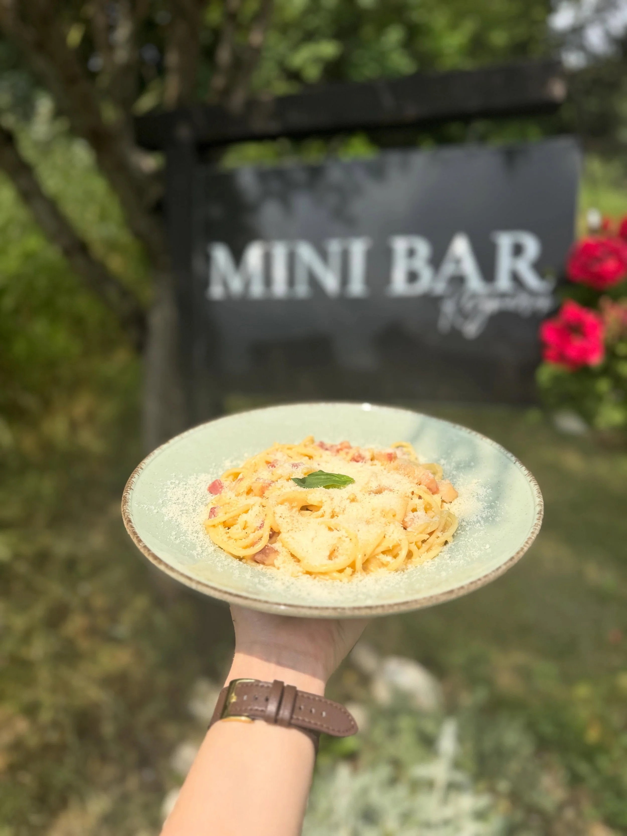Carbonara. 🍝

Parmigiano reggiano, žĺtko, pancetta a spaghetti. Nič viac netreba.

Pripravujeme ich tak, ako sa maj&uacute; robiť &ndash; bez smotany, bez kompromisov. Niekto ich miluje od prv&eacute;ho s&uacute;sta, niekomu jednoducho nesadn&uacute
