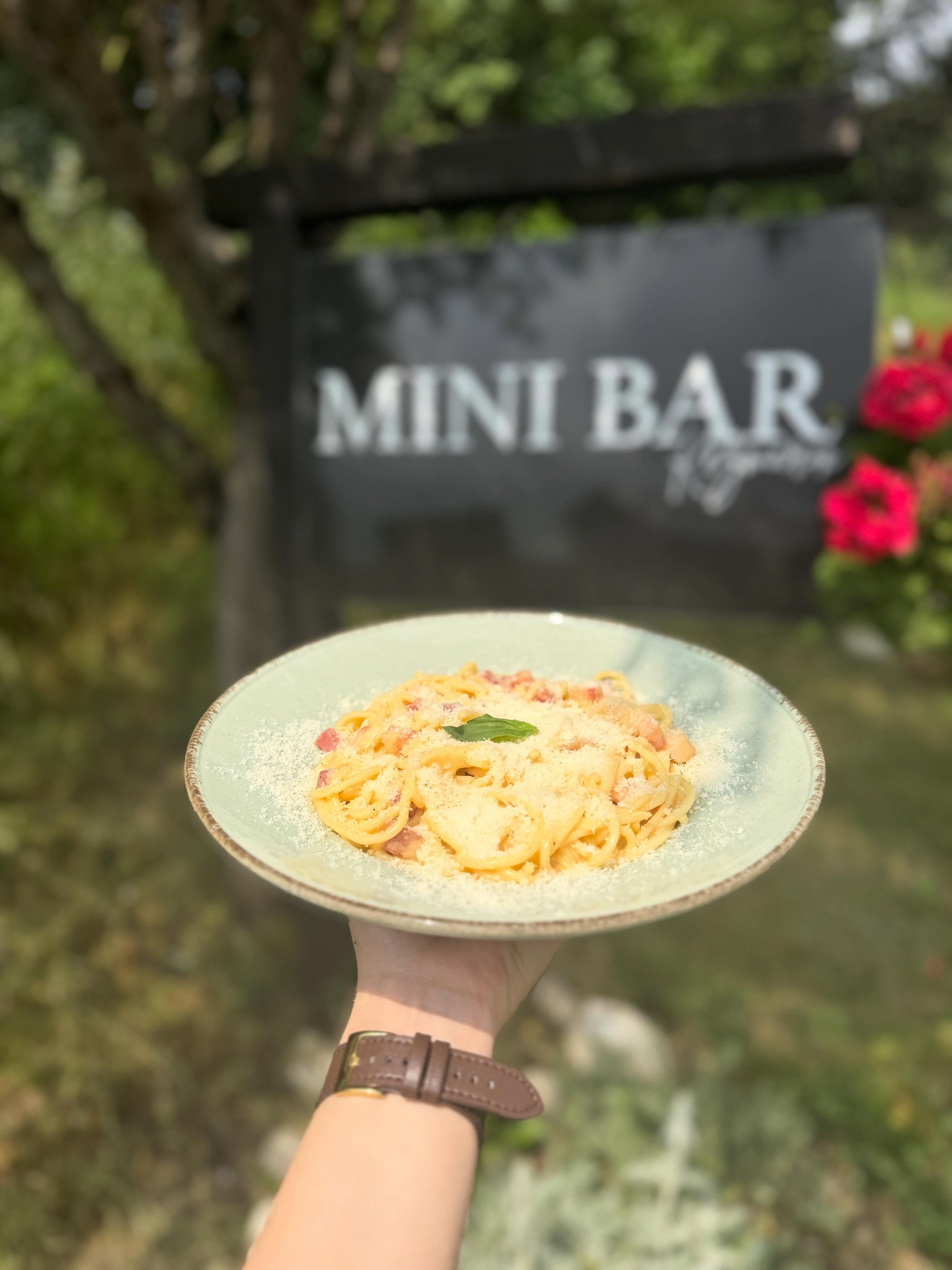 Carbonara. 🍝

Parmigiano reggiano, žĺtko, pancetta a spaghetti. Nič viac netreba.

Pripravujeme ich tak, ako sa maj&uacute; robiť &ndash; bez smotany, bez kompromisov. Niekto ich miluje od prv&eacute;ho s&uacute;sta, niekomu jednoducho nesadn&uacute