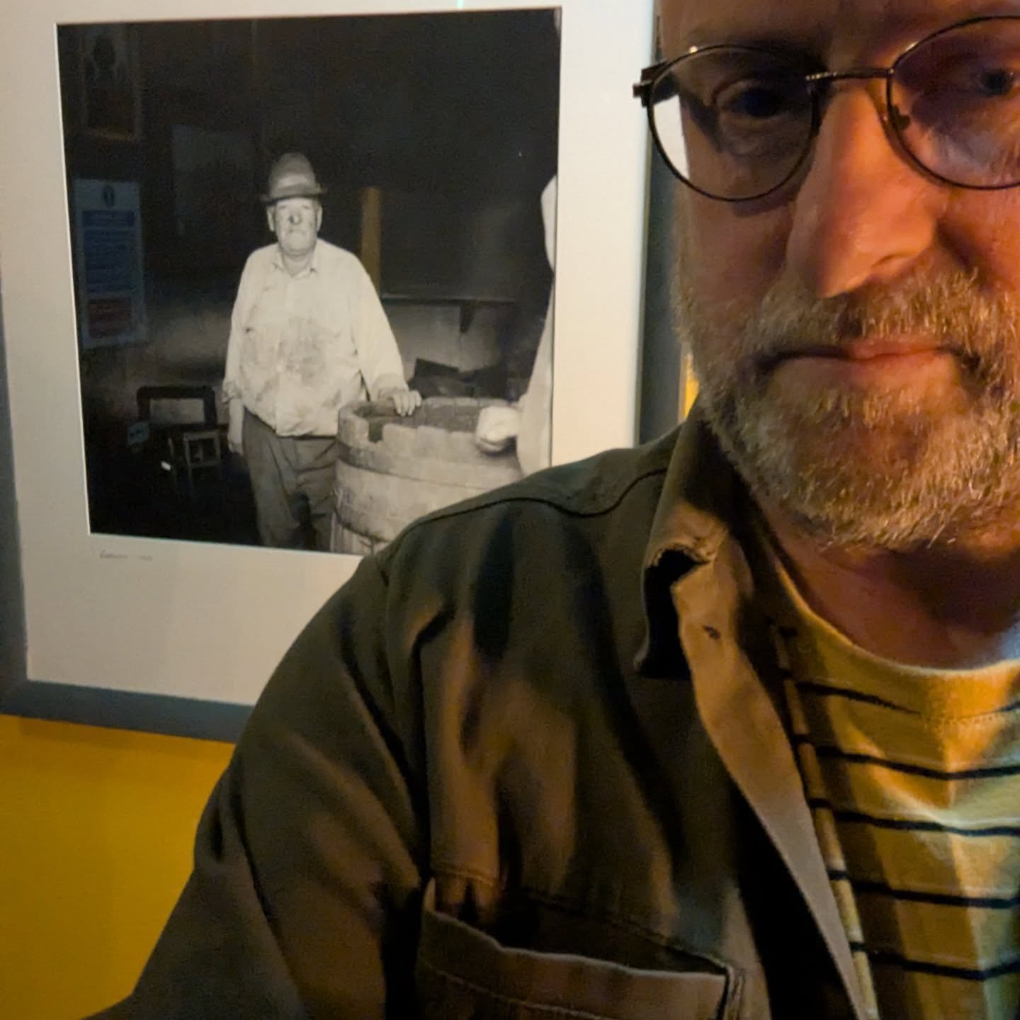 My portrait of the Romanian potín maker, from 1990, hangs in Simon's Place. I just noticed that my nose is showing similarities! Aging disgracefully!
#padraiggrantsworld
#photojournalism #portraitphotography #silverprints