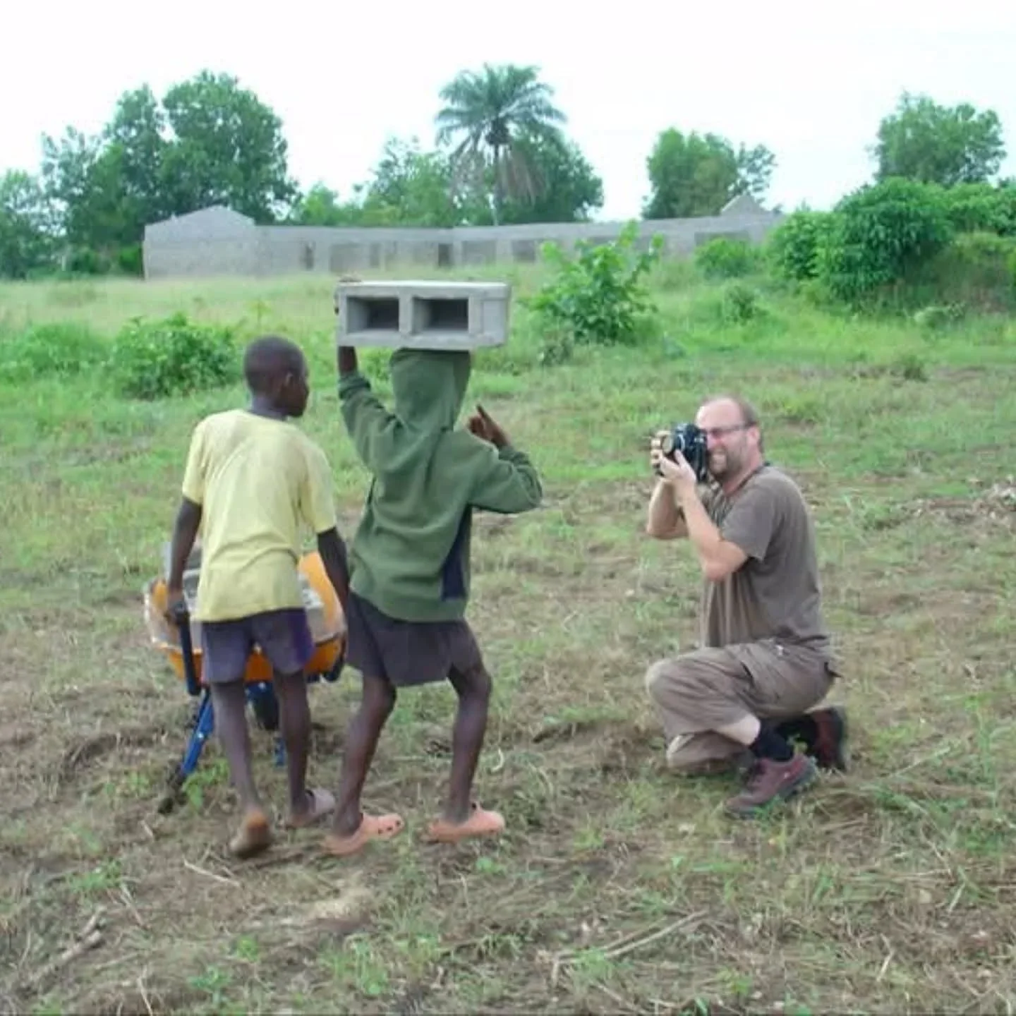 That's me, literally at work in the field!
(And shooting with the classic combination of Nikon F3HP, 24mm Nikkor lens and Kodak Tri-x film in the camera!)
Liberia circa 2008
Photo by the indomitable Dominic Halpin
#padraiggrantsworld #photojournal