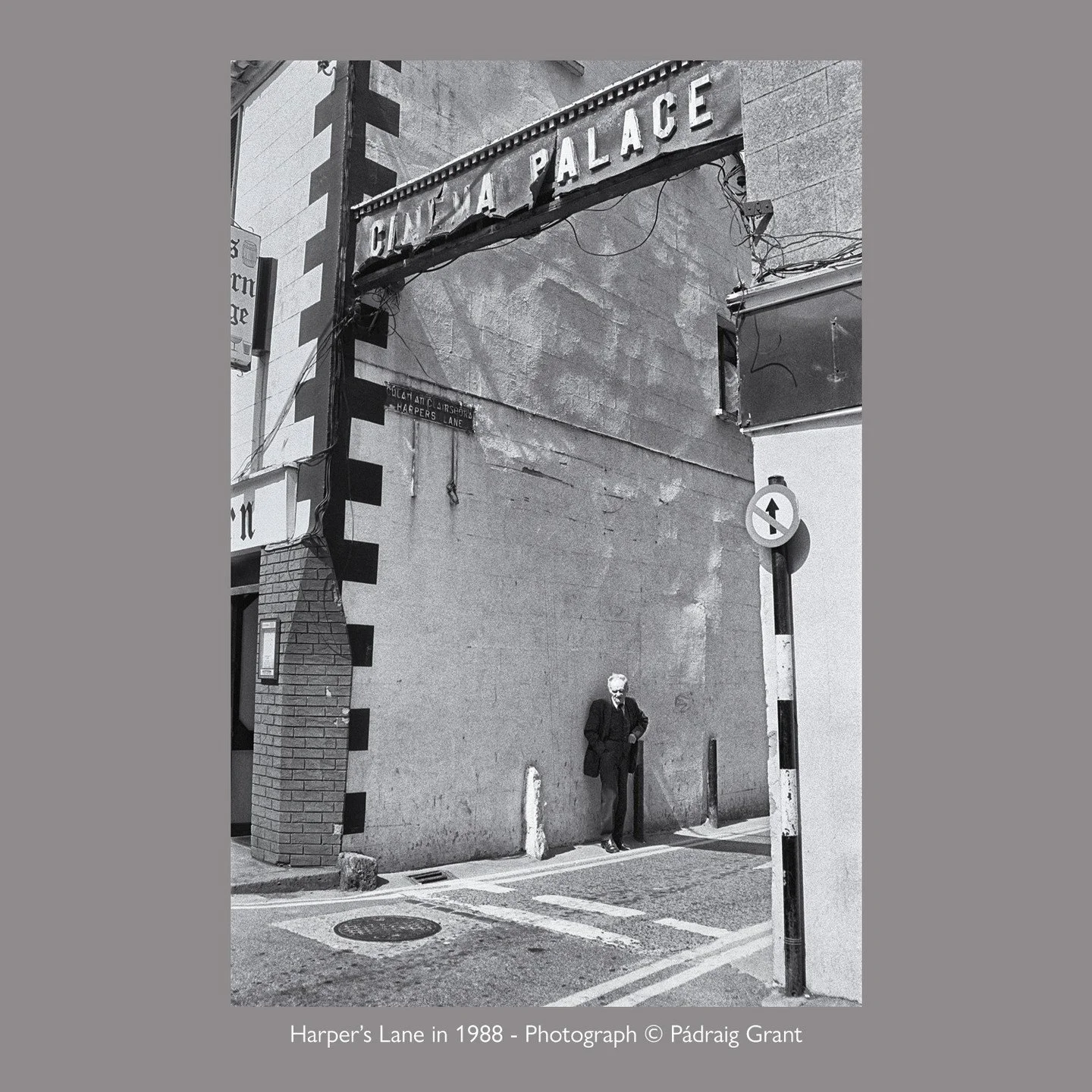 Tim's Tavern and Harper's Lane, Wexford 
1988
Photograph &copy; P&aacute;draig Grant

#padraiggrantswexford