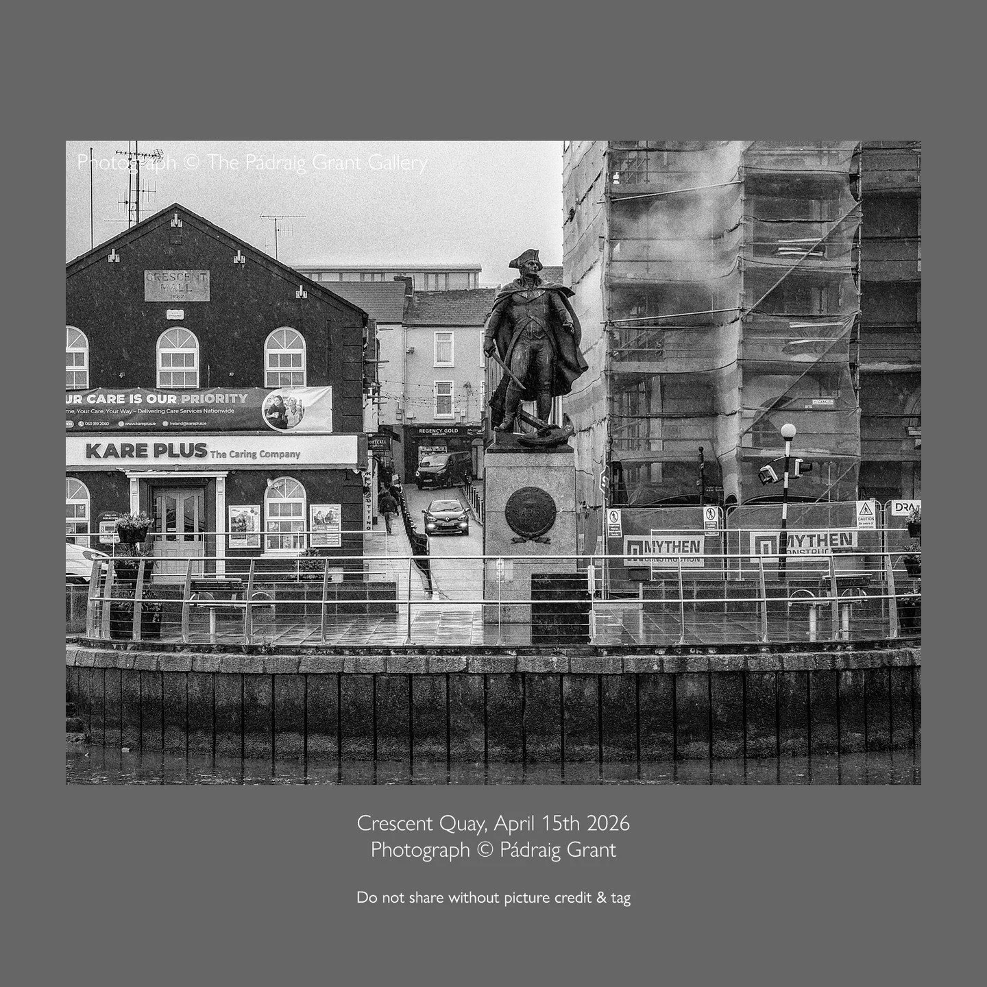 Grey old day outside....great to see the renovation work being carried out on the old Ballast Office. Maybe when it's complete work can start on renovating the dreadfully smelly Crescent Quay boat safe. I am simultaneously holding and not holding my 