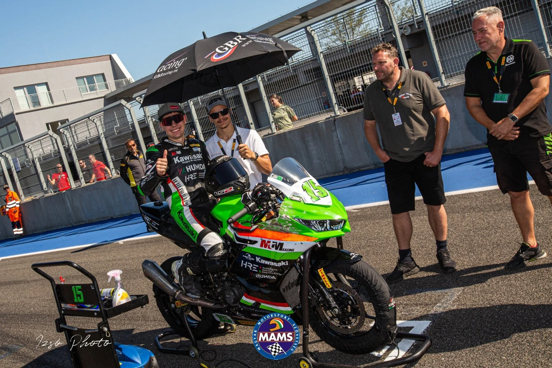Minden Moto team preparing Luki’s number 15 bike — AAIMC Slovakia Ring final round, SSP300