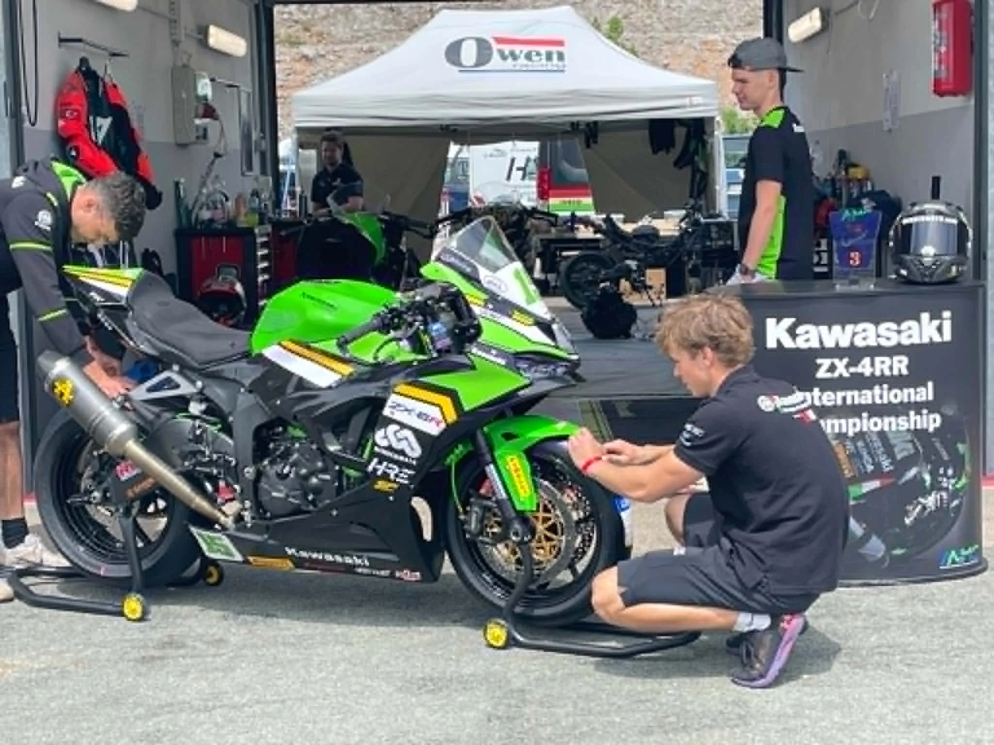 Minden Moto team preparing the Kawasaki ZX-6R 636 race bike in the paddock