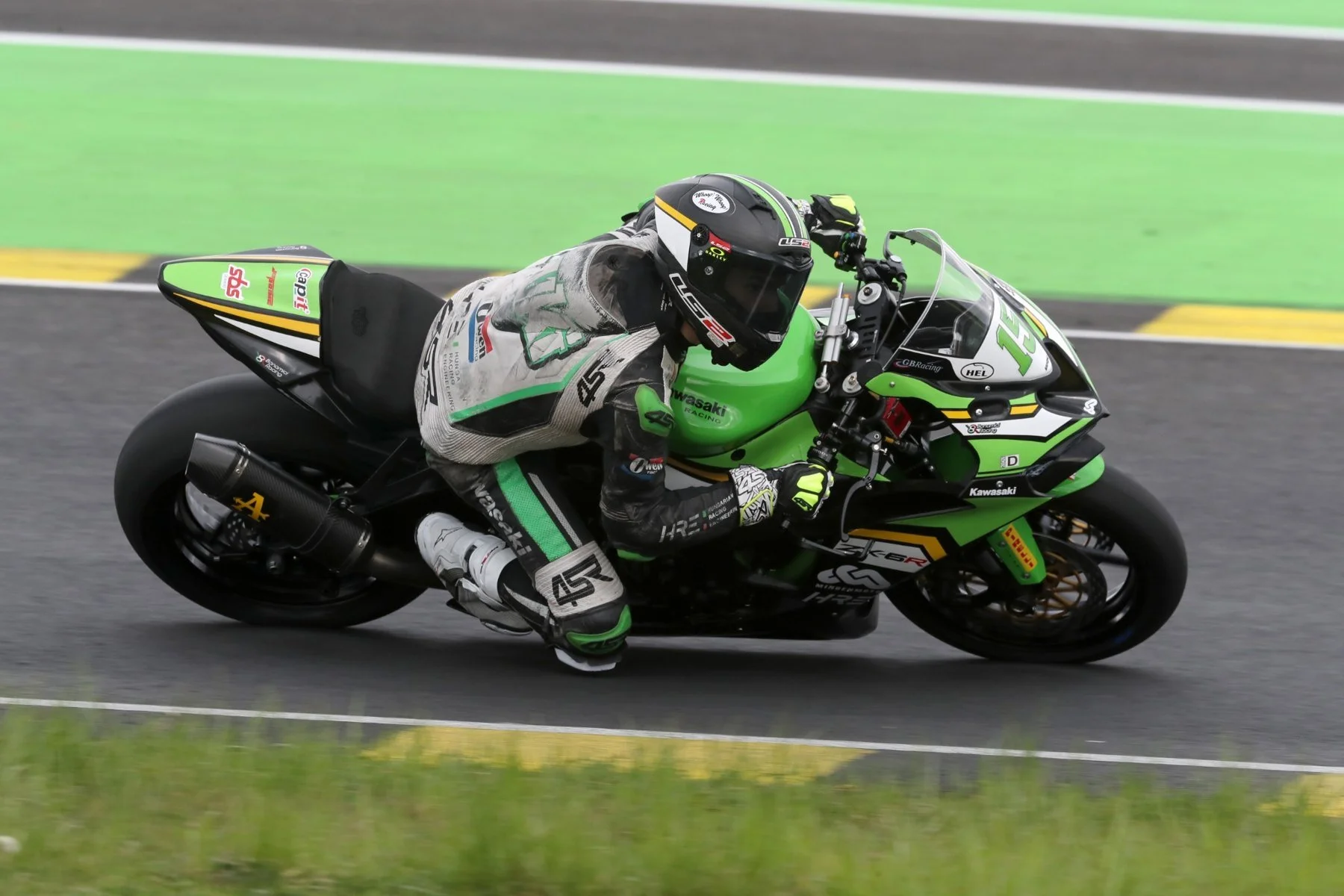Side view of Luki Owen cornering on the Kawasaki ZX-6R Sportbike — Pannonia Ring, April 2026