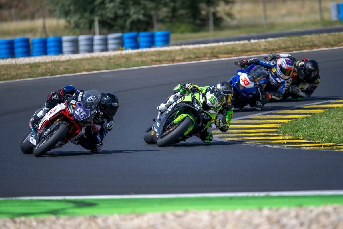 Luki Owen racing in a group on the Kawasaki ZX-6R Sportbike — 2026 season