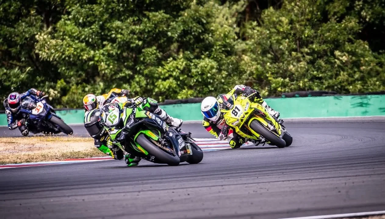 Luki Owen racing alongside other riders on the Kawasaki ZX-6R Sportbike — 2026 season