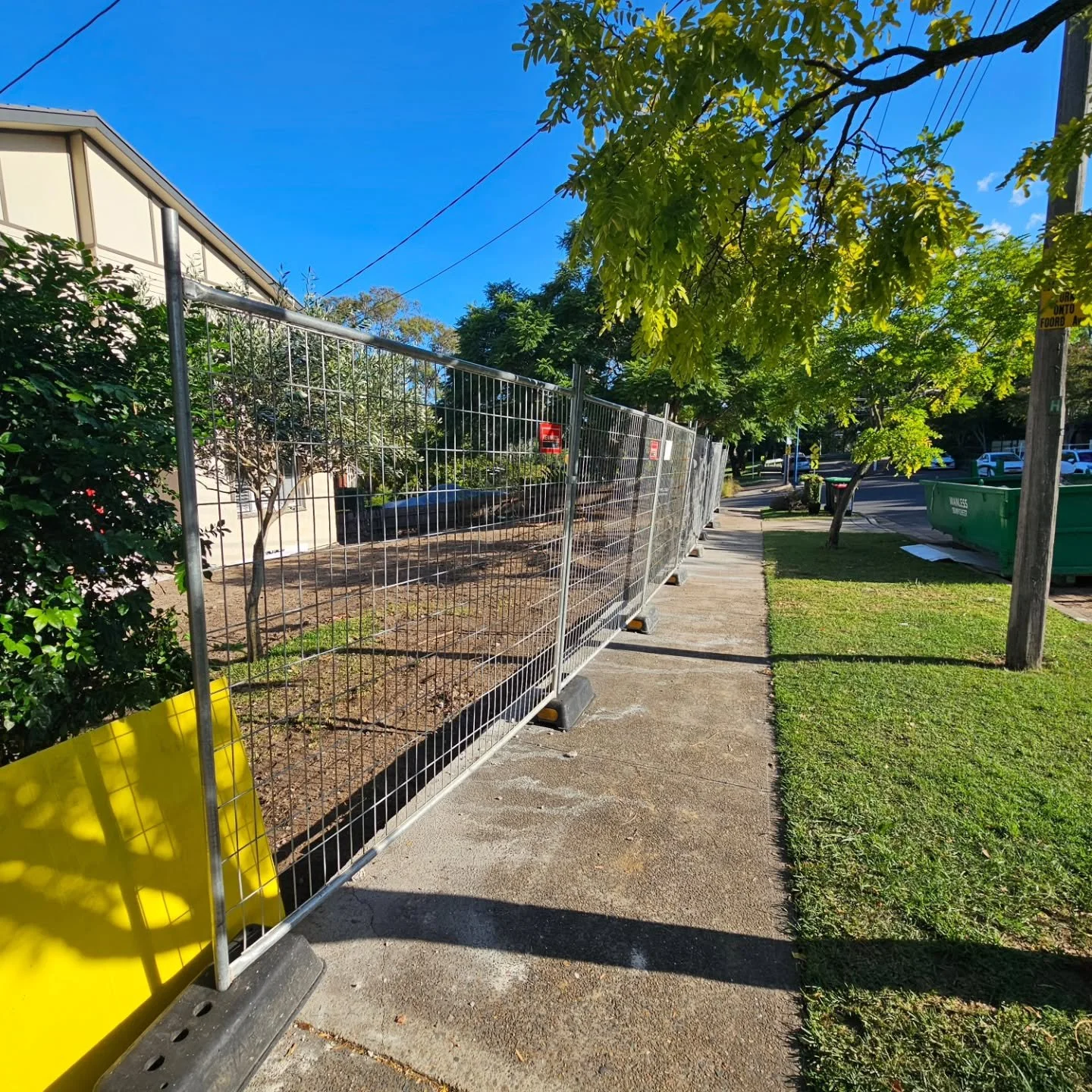 Another successful excavation wrapped up with the team at @verdurelandscapes 🌿 

Full front yard demo and excavation. 

From breaking out and clearing concrete, to cleaning up and levelling pads for the new concrete driveway and landscape design. 

