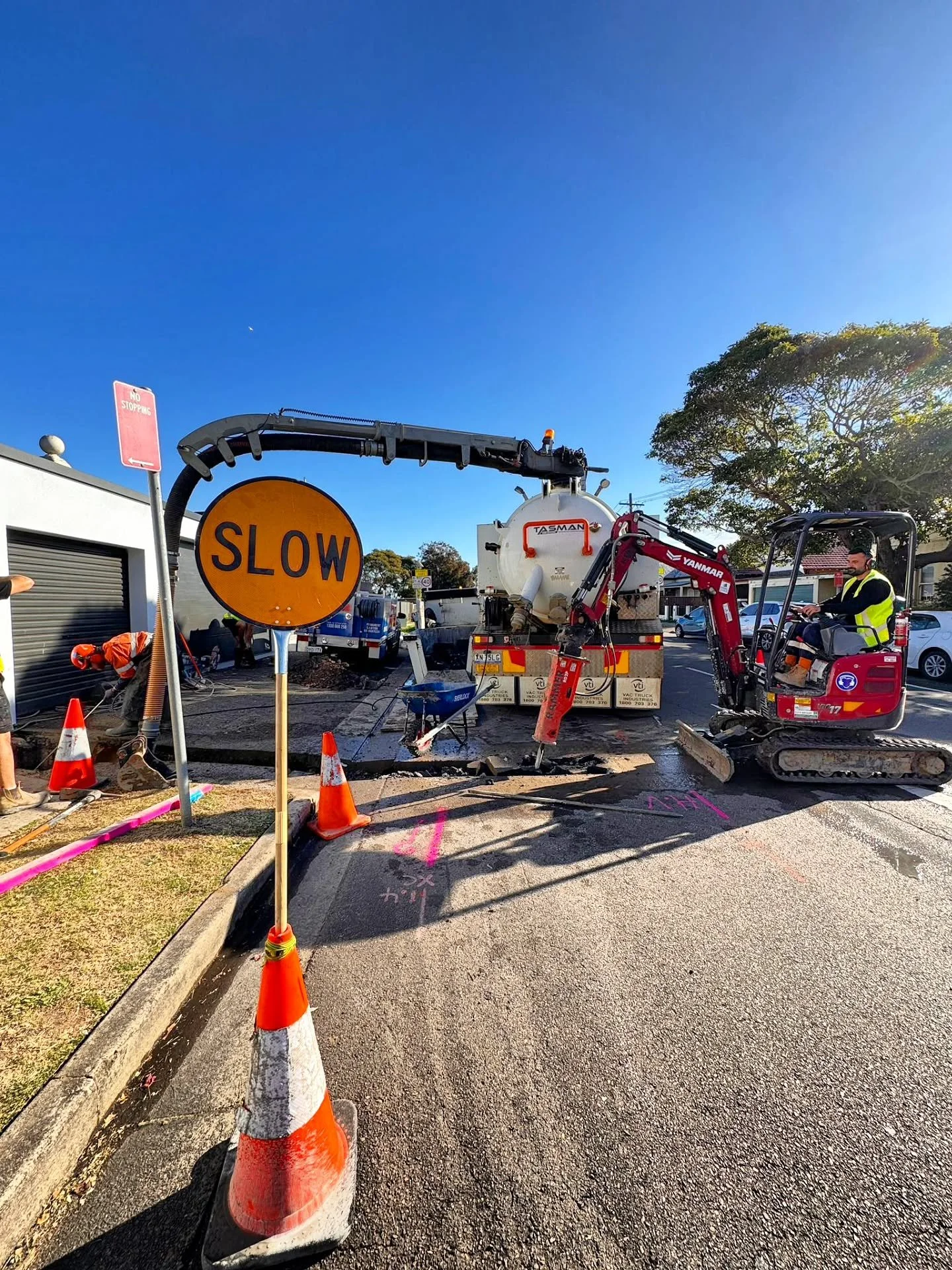 Our crew teamed up with @timetoreline and Tasman to tackle a collapsed sewer line that was underneath Ausgrid power lines. 

From excavation to repair, every step was handled with precision and care. Solid work all around &mdash; smooth dig, clean re