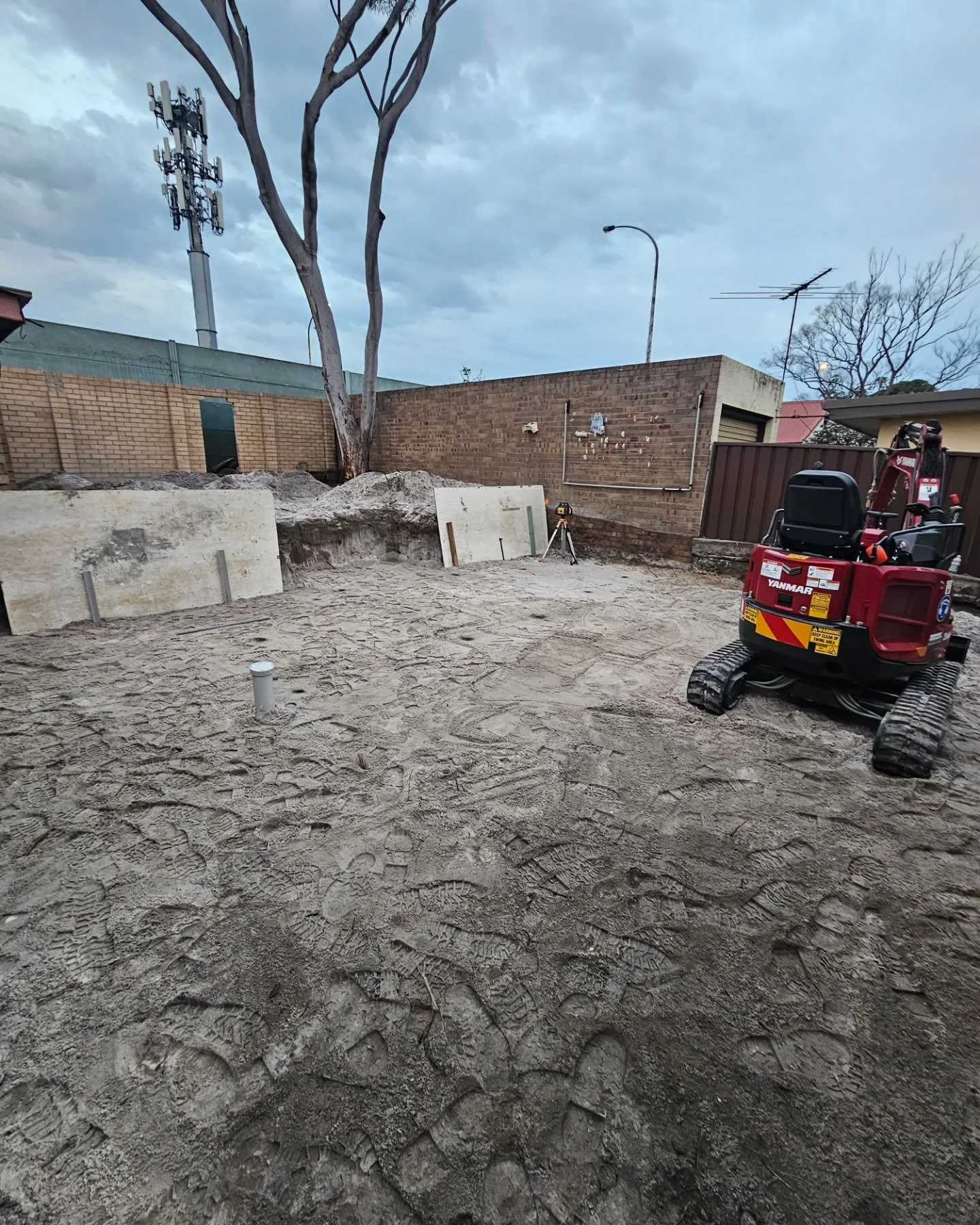 Unbelievable week with the lads @verdurelandscapes transforming this back yard. 

Excavation and removal of sand, brick, concrete and rubbish. 

The lads are all ready to go for new concrete, Retaining walls and turf 🔥

#tightaccess #excavation #civ
