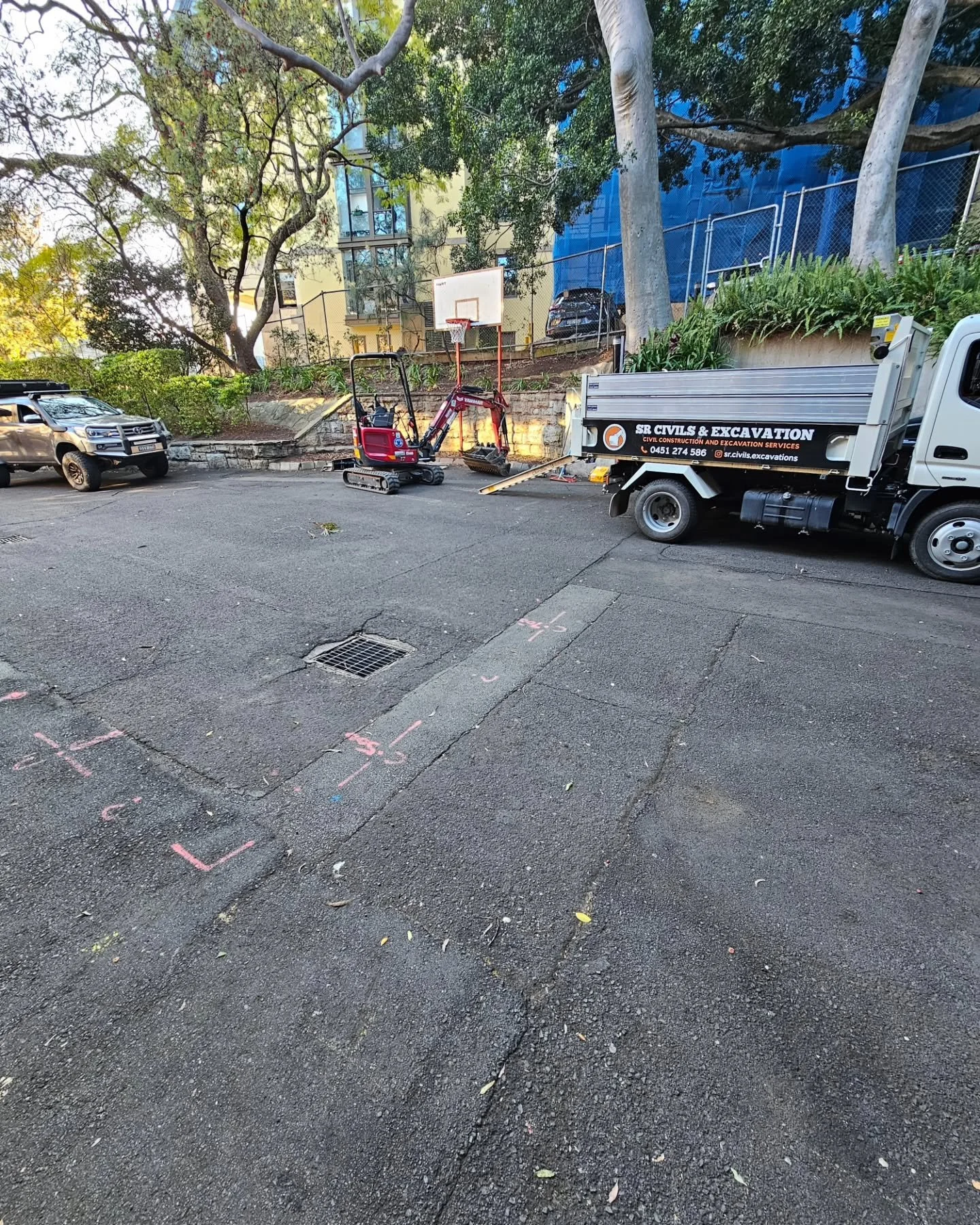 We were out digging for the boys @therealsydneyrelining last weekend prepping for pipe relining at Sydney University. We took the spoil away and made the road safe with road plates, ready for pit installation at a later date.

#tightaccess #excavatio