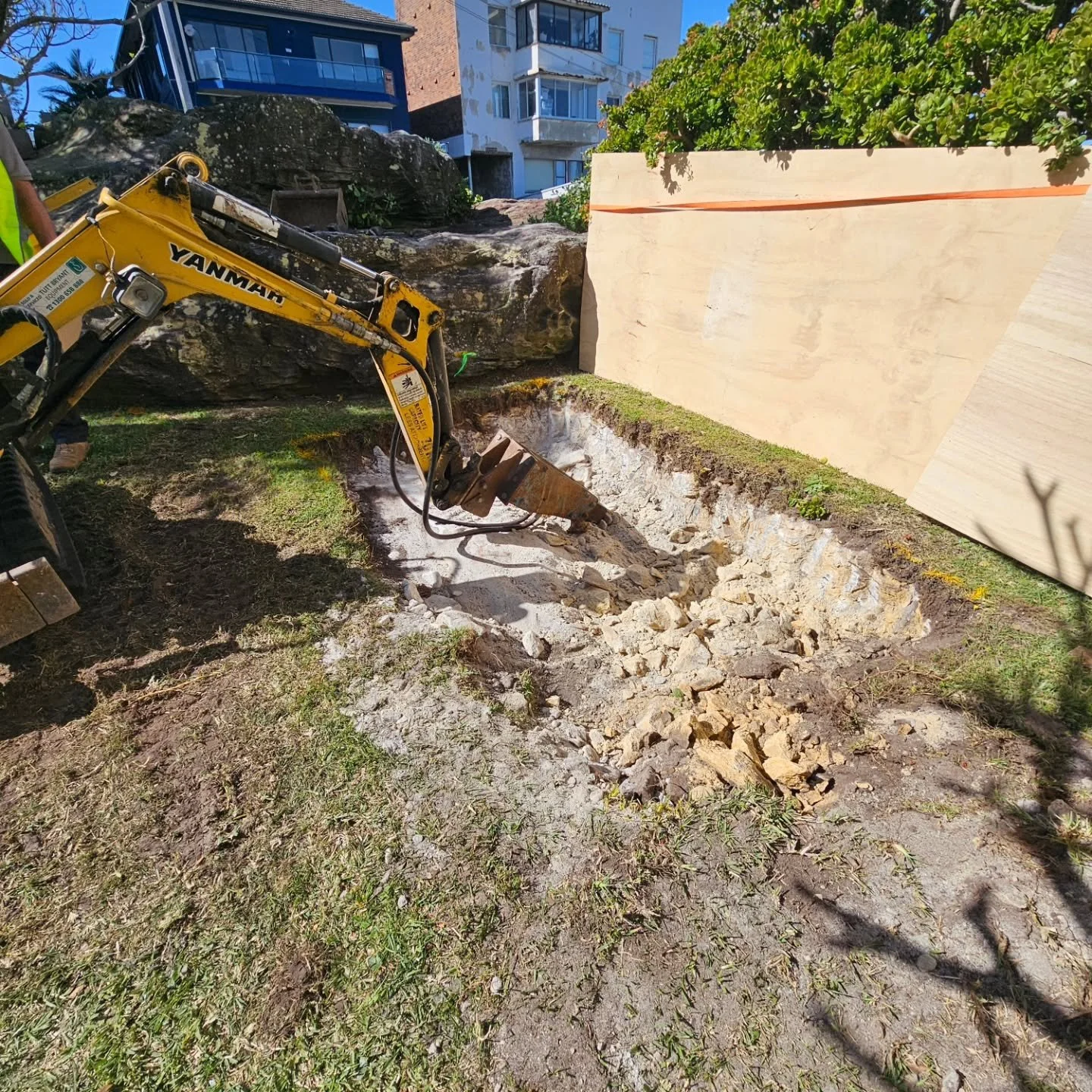 Lovely job Out in Maroubra last week working alongside the boys @ormondcivilptyltd. Using the baby 1 tonne yanmar excavator due to extremely tight access!

Digging down 1.5 meters using the rock breaker so the boys could get there air core drilling r