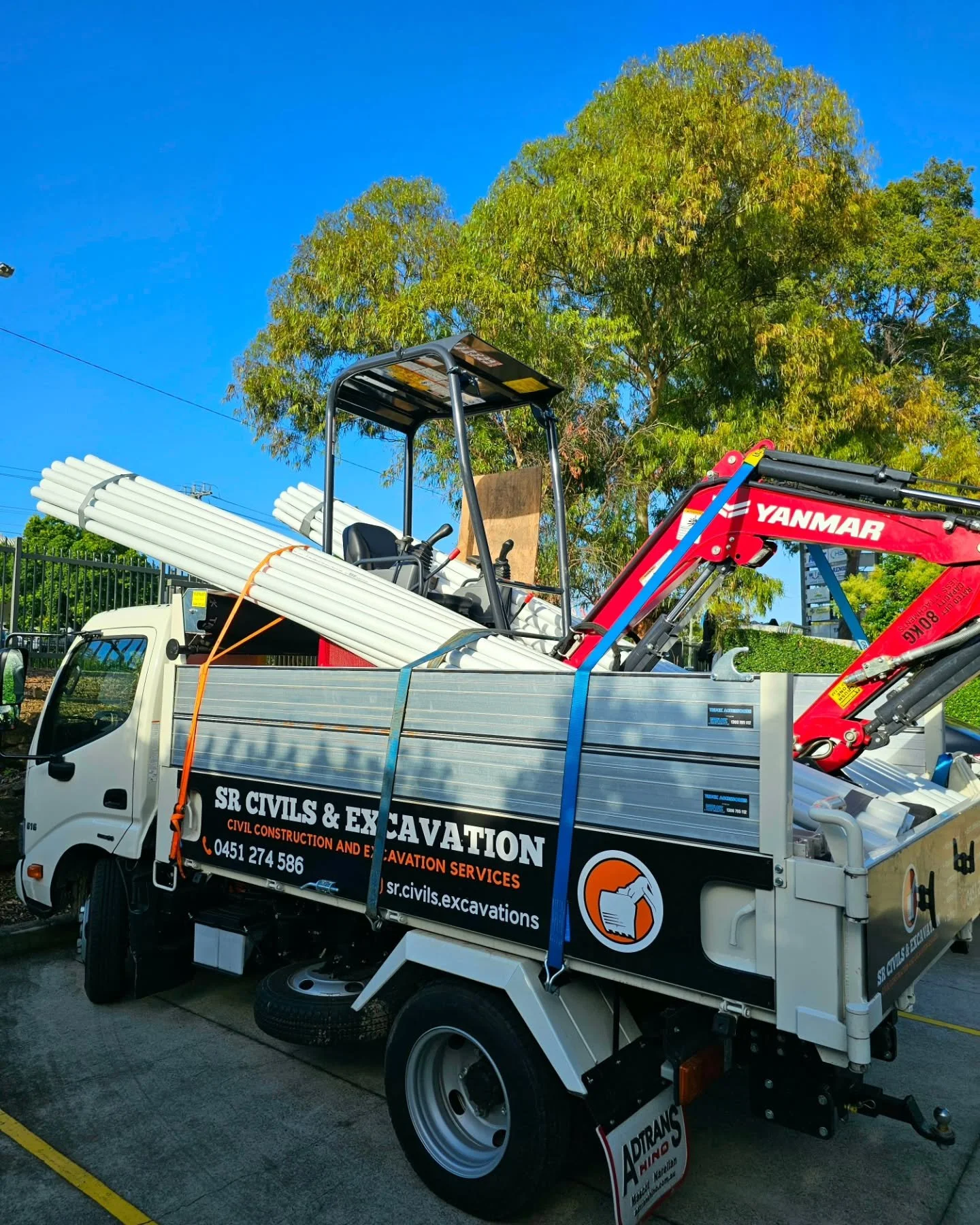 Great little trip away out to Narromine teaming up with Joey's earthworks installing NBN cable. 

900 meters of trenching and installing conduits and pits followed with some under road boring using the Grundo.

#excavation #civil #construction #earth