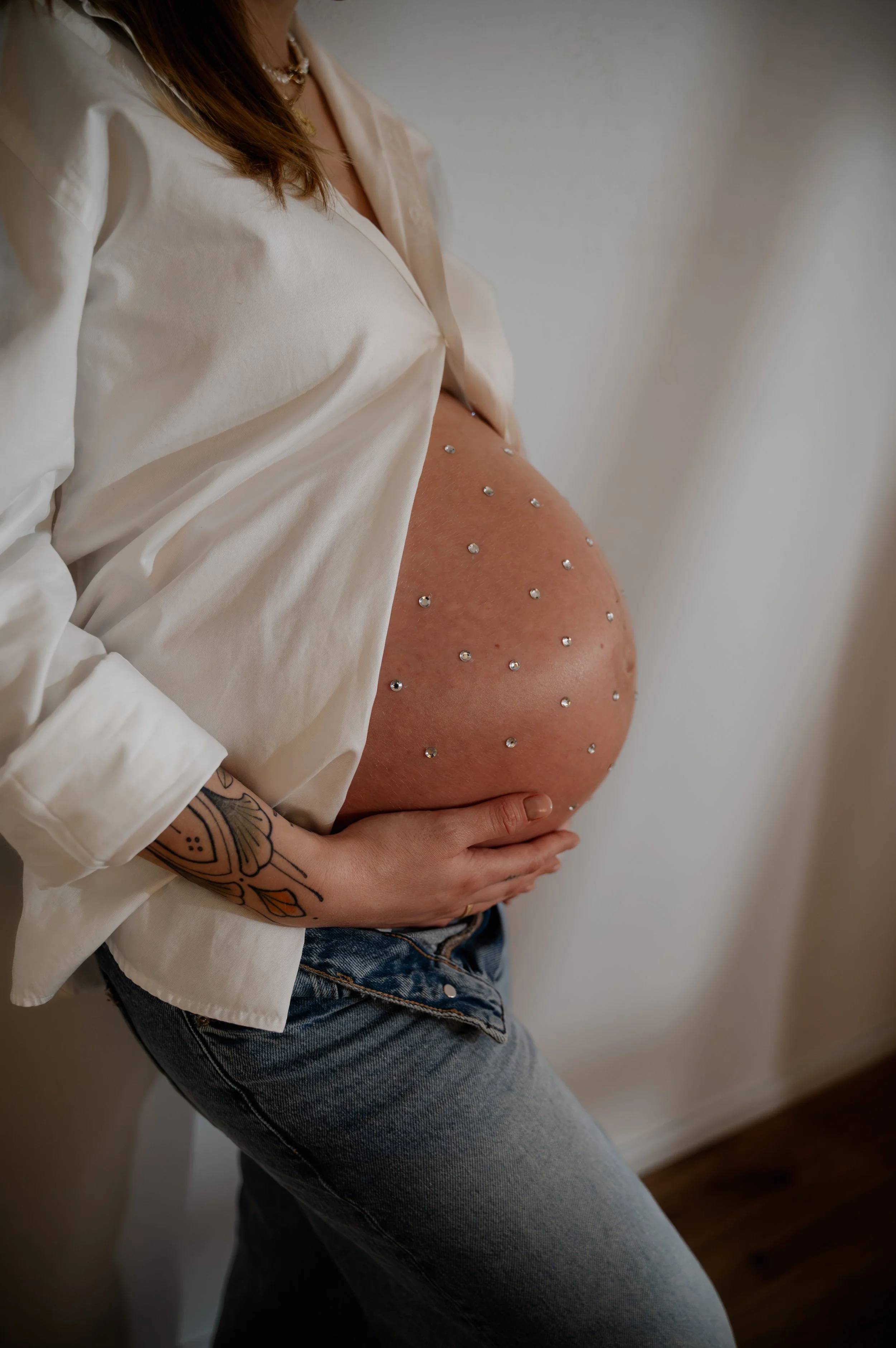 Babybauchshooting im Studio – natürliche &amp; intime Erinnerungen