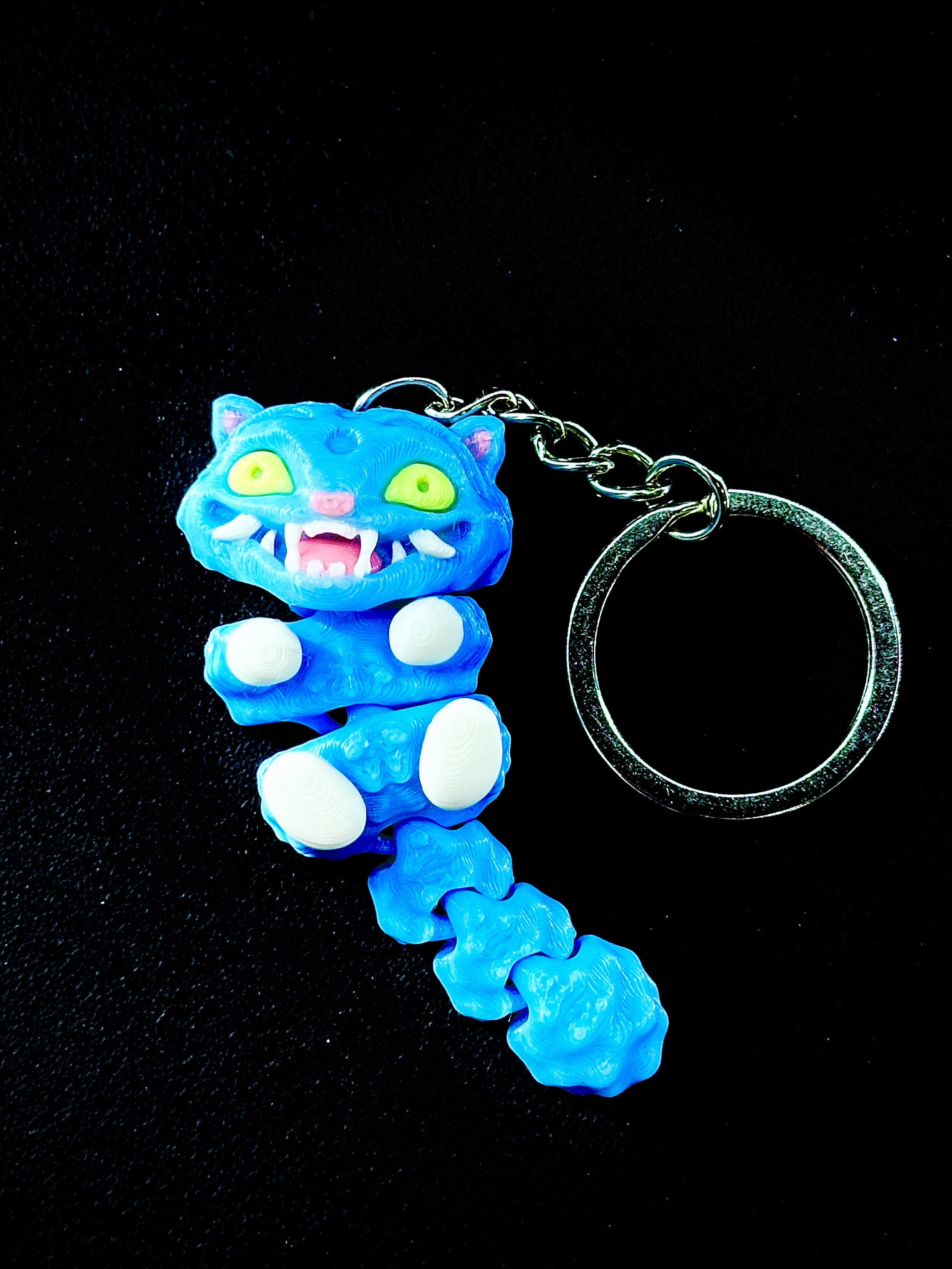 Llavero flexible fluorescente impreso en filamento multicolor.