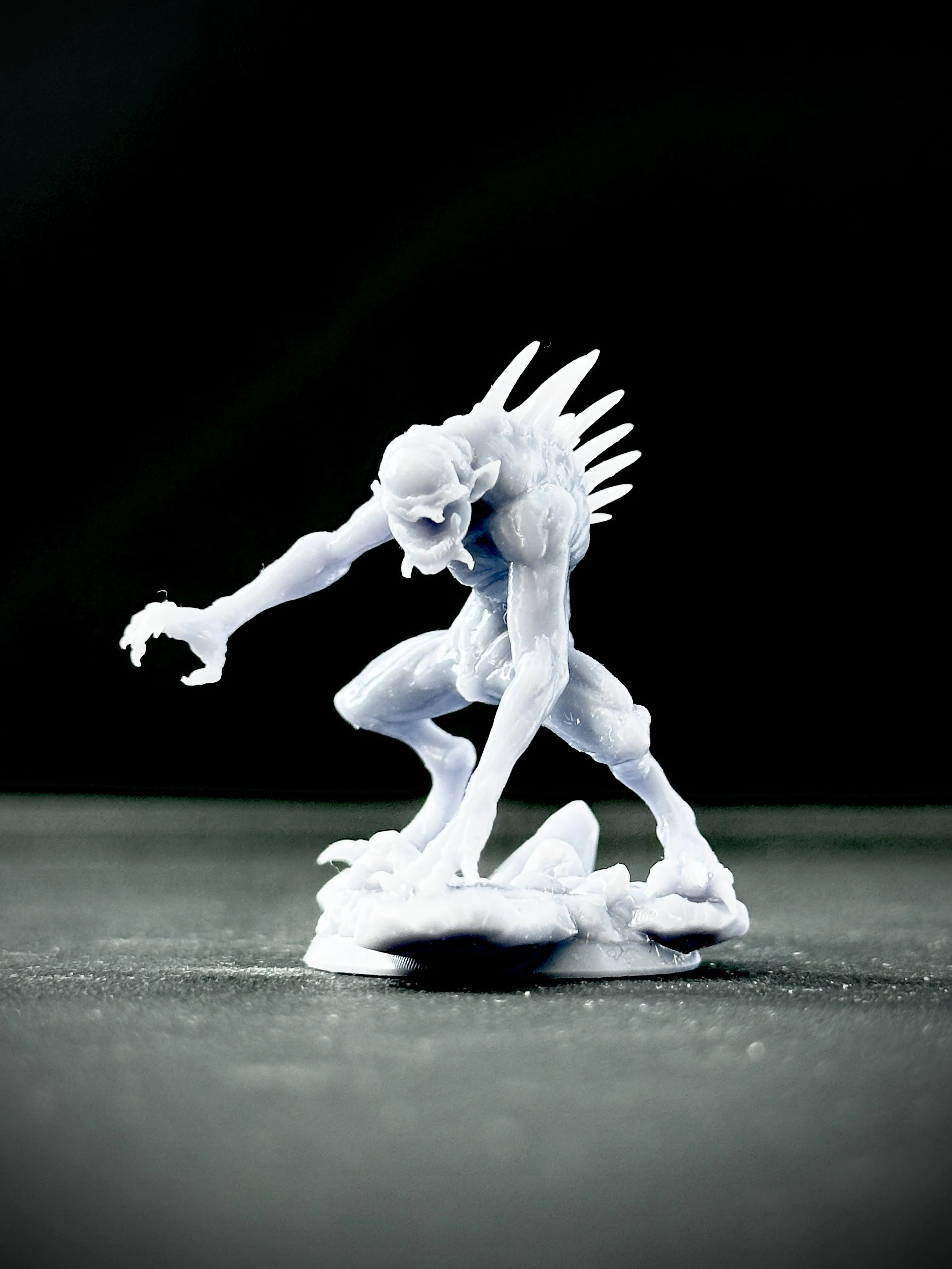 Miniatura impresa en resina de fantasía oscura.