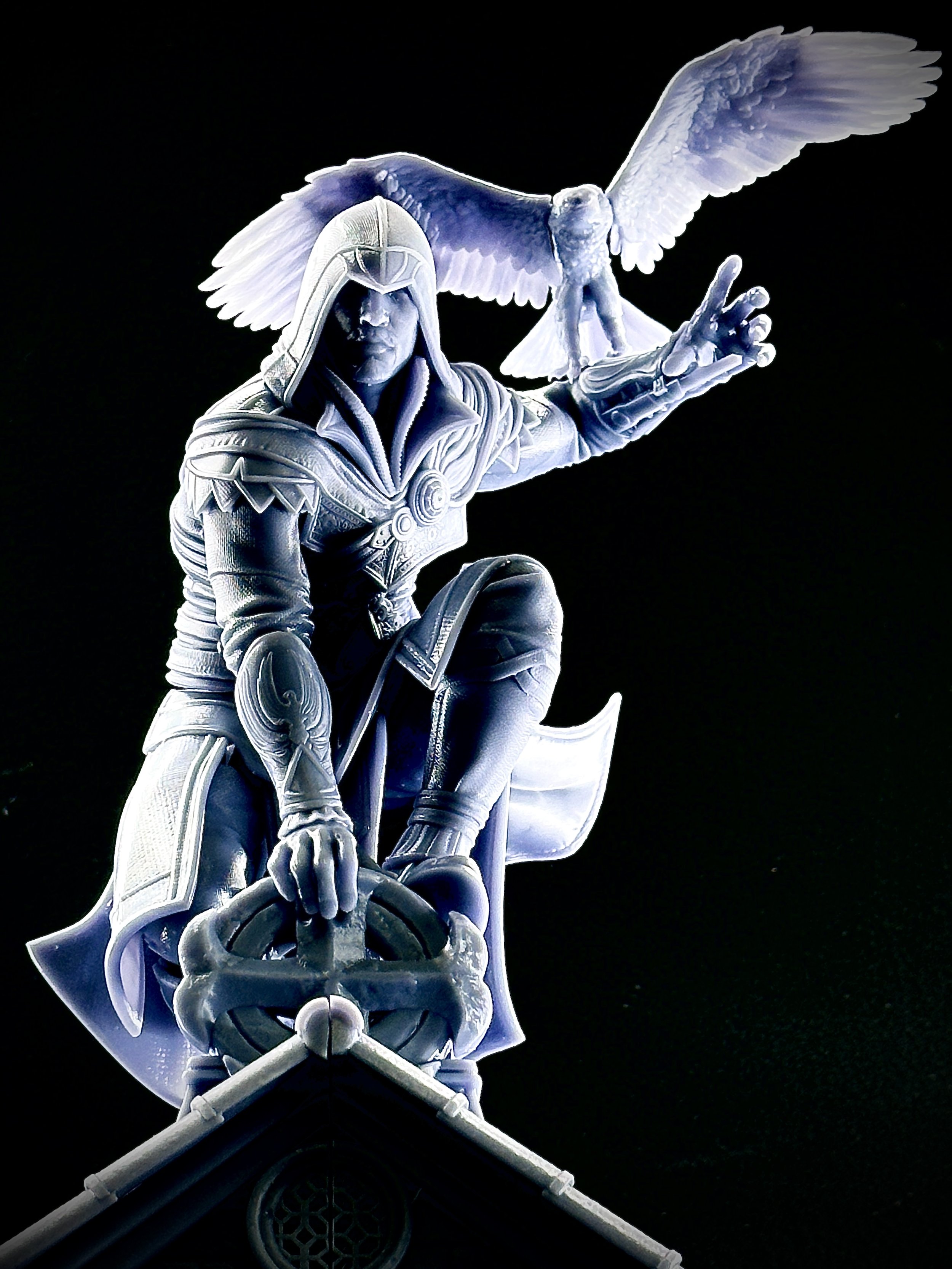 Figura de Ezio Auditore impresa en resina de alta calidad con un tamaño de 28cm de altura.