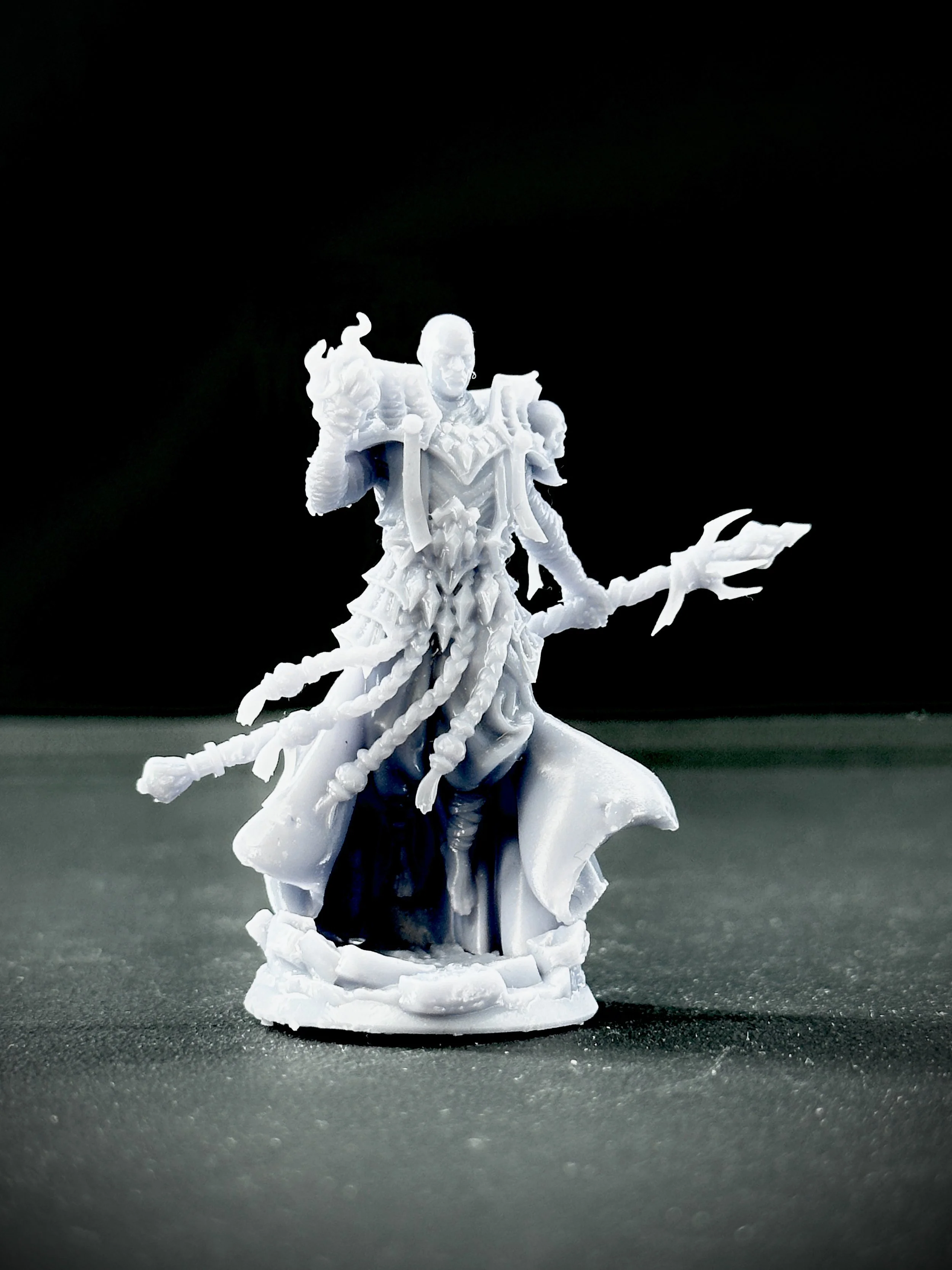 Miniatura impresa en resina de fantasía oscura.