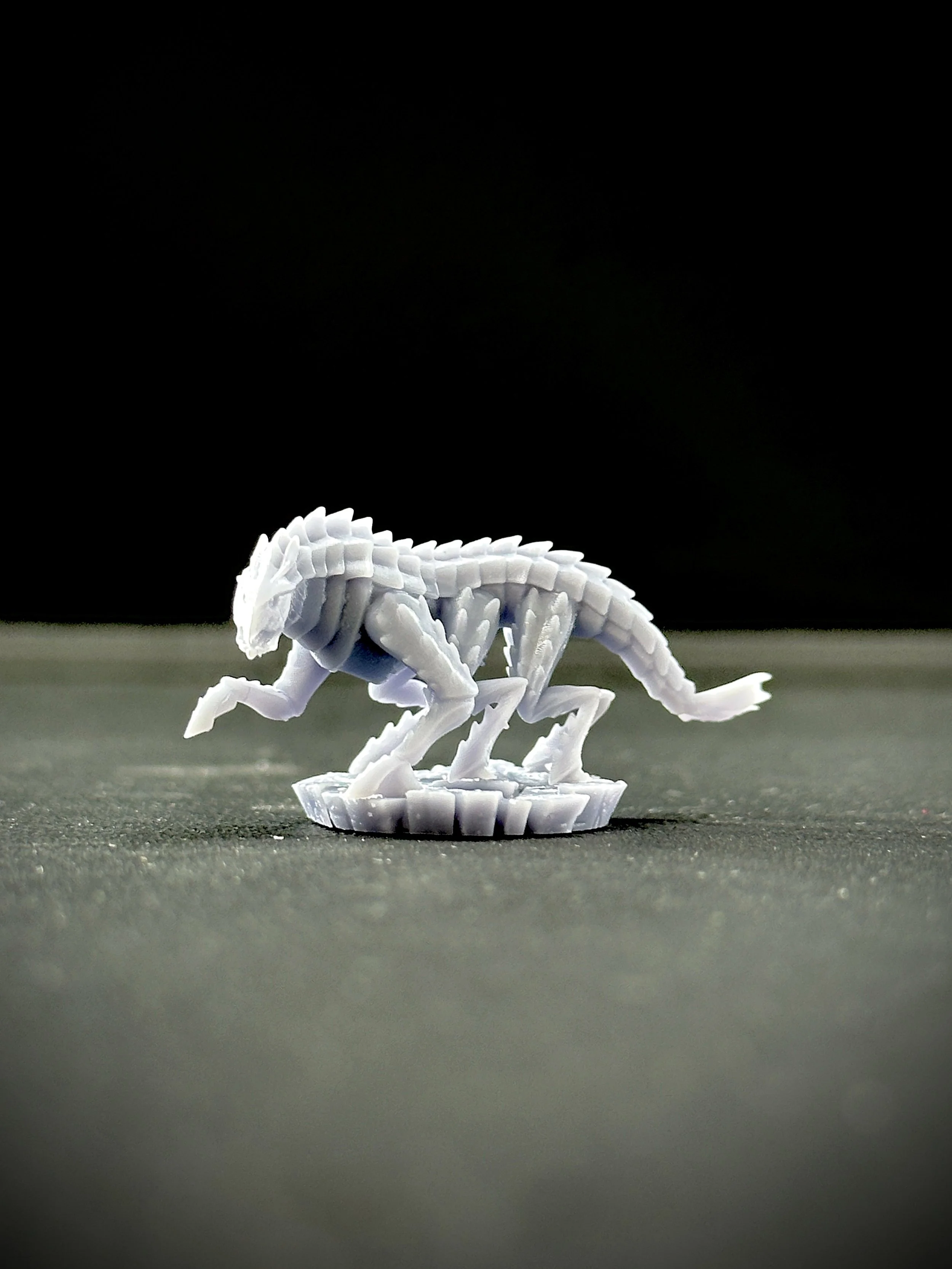 Miniatura impresa en resina de fantasía oscura.